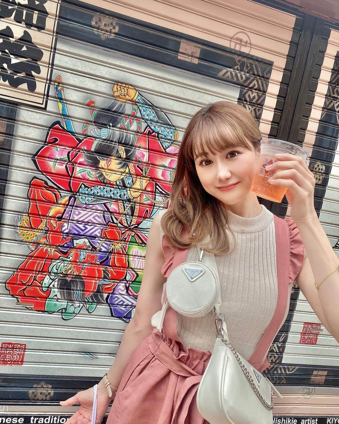 日向カンナさんのインスタグラム写真 - (日向カンナInstagram)「一杯一緒にどうですか🍹？ 晴れたお休みの日は、お昼から飲む日だってあっていいんじゃない🤭？  浅草で保護にゃんハウスメンバーでもんじゃを食べに行った日に、イチゴハイボールを見つけて、ついついお昼から皆と一杯行っちゃいました😉🍓  味はね、何だか初めての体験で、言葉には出来ない味でしたっ☺️💦笑  早くオフ会で、一緒に飲みながら色々話せる日が来るといいな〜🤭人生は限られてるから、一緒に過ごせる特別な時間を大切に特別に過ごしたいな☺️🌹  昔の私は後悔ばかり。だから、今は少しでもやろうっと思ったことは全部やろうと思うよ😊❗️  いつか自分の小料理店のお店Openしたいなぁ〜✨✨✨（昔っからずっと言ってる、１つの夢☺️） 皆の帰る場所作りたいっ♪お父さんとお婆さんに似てるんです、私🤭✨✨  #浅草 #浅草グルメ #浅草食べ歩き #東京観光 #tokyo #東京カフェ #旅 #旅行好きな人と繋がりたい #旅遊 #タビジョ #旅好き  #원스 #데일리패션 #japanease  #japaneasegirl #Japaneseculture #モデル #モデル募集 #大人可愛い #大人女子 #大人カジュアル #followme #ダンサー　#instagood #タビジョ#japan #笑顔が一番 #エンターテイナー #ありがとう」9月28日 21時51分 - kanna_hinata