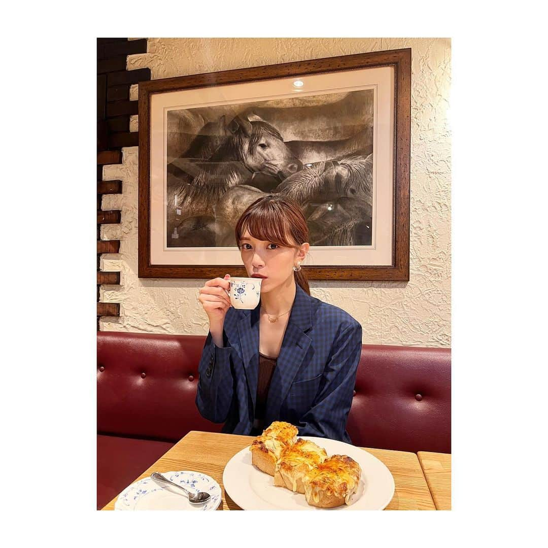 三谷紬さんのインスタグラム写真 - (三谷紬Instagram)「* ねおまるに純喫茶巡りを 付き合ってもらった日☕️❤︎ 老舗の喫茶店で、 売りはこのボリューミーなピザトースト！ ねおも私も大満足でした🤣 この日はコーヒーはブレンドを❤︎ ピザトーストを頬張るねおが可愛すぎて たくさん写真撮りました笑 きっといつかねおがインスタに載せてくれるはずです🥺 ねお付き合ってくれてありがとう😊 * #純喫茶#純喫茶巡り#喫茶店#コーヒー#coffee#ピザトースト#サイフォンコーヒー#ブレンド#ブレンドコーヒー#珈琲#有楽町#日比谷#ねお#大好き#お友達#テレビ朝日#アナウンサー#三谷紬」9月28日 22時08分 - mitani_tsumugi