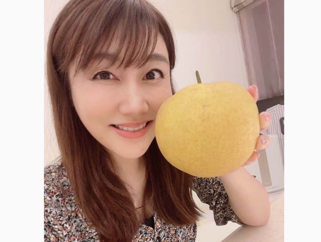 安めぐみさんのインスタグラム写真 - (安めぐみInstagram)「最近の玄関のお花と、  娘が遠足の梨もぎで、大きな梨を持って帰ってきました🍐✨ お、大きい！ 食べるのが楽しみです♪  #玄関のお花シリーズ #ダリア #梨 #大きい #梨もぎ #今日もお疲れ様でした #おやすみなさい😴」9月28日 22時42分 - yasu_megumi_official