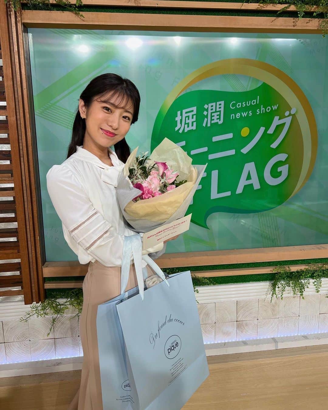 白戸ゆめのさんのインスタグラム写真 - (白戸ゆめのInstagram)「②⑦✌️ . 皆さんたくさんのお祝いの言葉 ありがとうございました💐 今年もおかげさまで 幸せすぎる1日でした🥰🥰 . 27歳も私らしくのんびり頑張ります✨ 応援宜しくお願いします📣 お返事ゆっくり返して行きます🎁 . 今度インスタライブやろうかなあと 思ってますがいかがでしょう💭？ こないだいただいた質問に答えたりしようかなと！ おやすみなさい🐥💤」9月28日 23時26分 - yumeno.s_