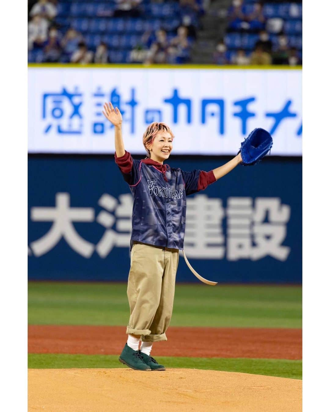 木村カエラさんのインスタグラム写真 - (木村カエラInstagram)「人生初の始球式⚾️ 「tvk開局50周年　感謝のカタチナイター」 、tvk代表として投げさせていただきました！  18メートル以上有るなんて、結構遠い！ でも、気合だけは十分ありました🦹  ワンバンしちゃったけど、 皆様にたくさんの拍手と優しさいただき感謝です。 ありがとうございました！！ 次は100周年の時に呼んでください。 そしたらワンバンせず投げます。  @baystars_official  #tvk開局50周年  #テーマソング #colorme #始球式」9月28日 23時27分 - kaela_official