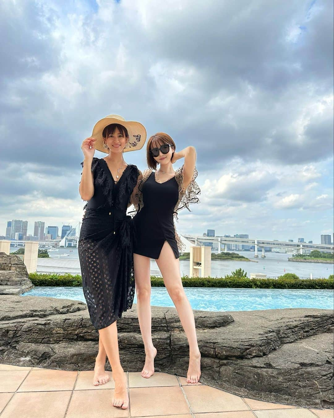 森下悠里さんのインスタグラム写真 - (森下悠里Instagram)「@fanfan_closet  この水着、子連れプールとか 最高かも♡  水着にしては露出控えめだけど スタイル盛れるしデザイン可愛いし♡  最高すぎます✨✨  子連れプールでもし、ビキニだと、、  元気いっぱいな子供のお世話してて 気づいたらあちこちずれてそう🤫  しかし、、 何等身もあるスタイル抜群の2人と並んじゃった私は とりあえず精一杯の背伸び🤭  うちの娘には身長伸びてほしいなぁ  母の願い♡♡♡」9月28日 23時43分 - yuurimorishita