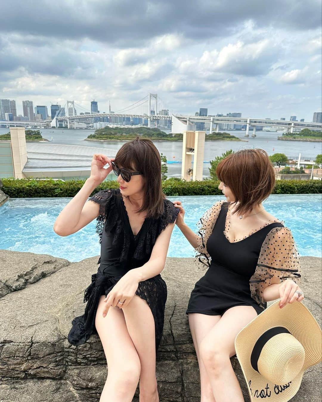 森下悠里さんのインスタグラム写真 - (森下悠里Instagram)「@fanfan_closet  この水着、子連れプールとか 最高かも♡  水着にしては露出控えめだけど スタイル盛れるしデザイン可愛いし♡  最高すぎます✨✨  子連れプールでもし、ビキニだと、、  元気いっぱいな子供のお世話してて 気づいたらあちこちずれてそう🤫  しかし、、 何等身もあるスタイル抜群の2人と並んじゃった私は とりあえず精一杯の背伸び🤭  うちの娘には身長伸びてほしいなぁ  母の願い♡♡♡」9月28日 23時43分 - yuurimorishita