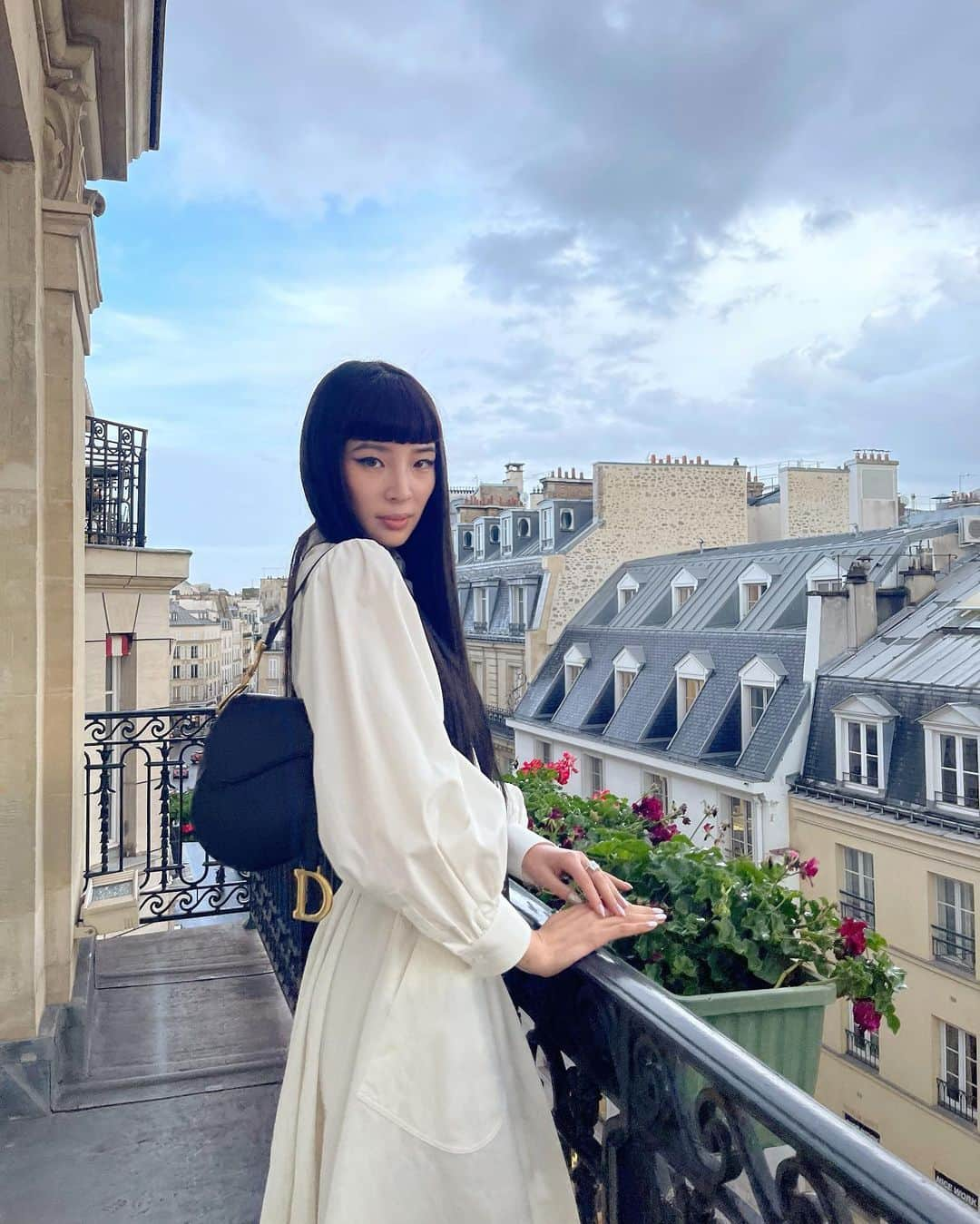 アイリーン・キムさんのインスタグラム写真 - (アイリーン・キムInstagram)「Thank you for the warmest welcome back to Paris fashion week after two years!🖤 #DiorSS23 @dior  @mariagraziachiuri」9月29日 2時34分 - ireneisgood