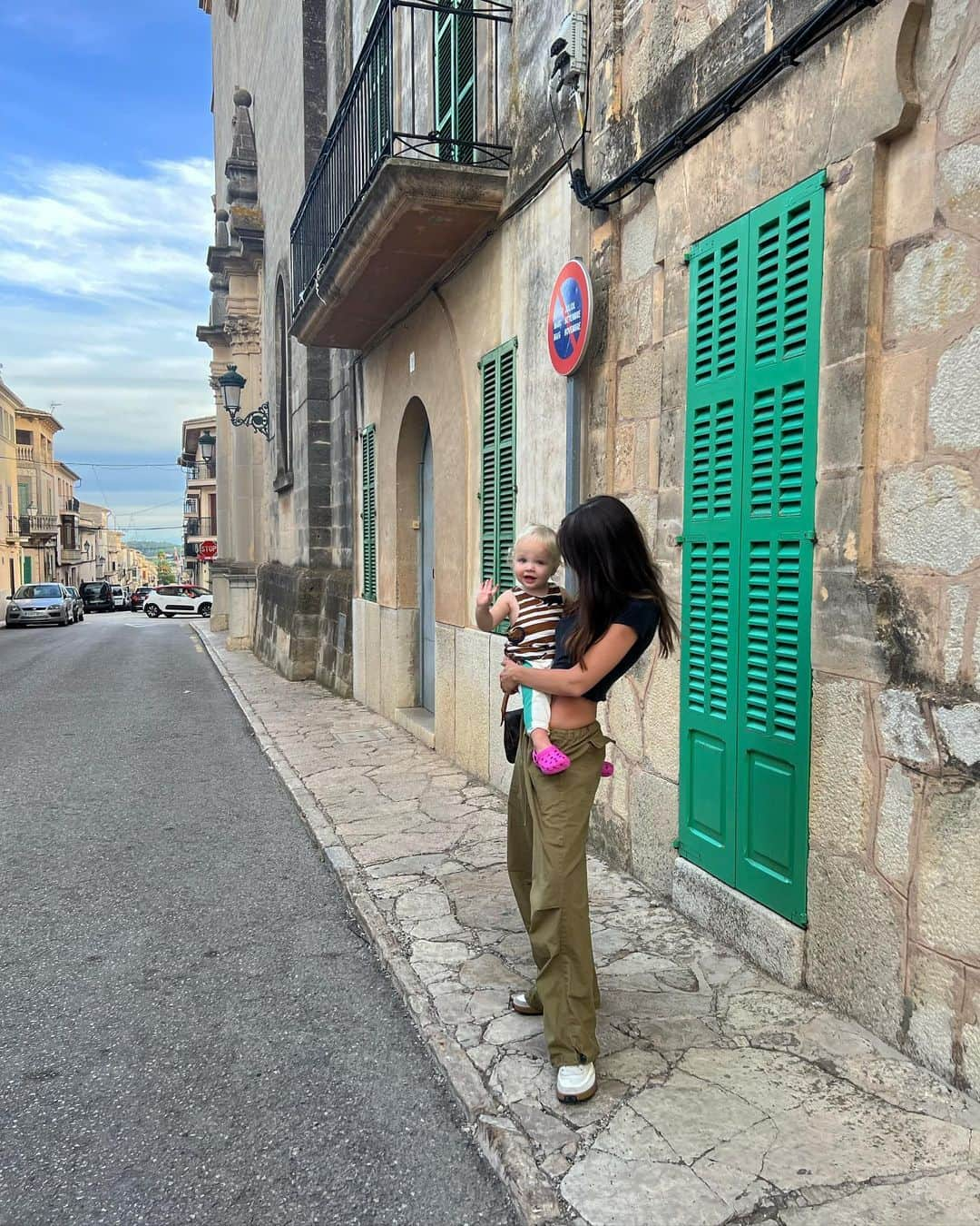 エミリー・ラタコウスキーさんのインスタグラム写真 - (エミリー・ラタコウスキーInstagram)「Today I brought my beautiful baby back to Sant Juan, the town where I spent every summer of my childhood. As I walked Sly around this lovely man (third slide!) pulled over in his car and came up to me holding Mi Cuerpo (my book in Spanish!) He told me that him and his daughter have read it. Talk about a full circle, universe coming together, magical moment. I am so grateful for this life! 💛Mallorca és màgica. Cada vegada que torno tinc la sensació que torno a casa. Tinc la sort de tenir aquesta illa com a part de la meva vida i ara també la del meu fill. 🫶💛 I learned to walk here and today my son got to be in the same place! ☺️🥹」9月29日 5時19分 - emrata