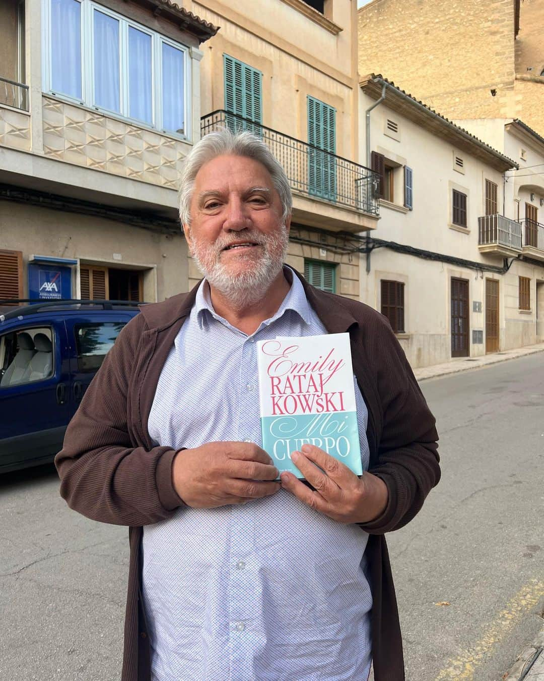 エミリー・ラタコウスキーさんのインスタグラム写真 - (エミリー・ラタコウスキーInstagram)「Today I brought my beautiful baby back to Sant Juan, the town where I spent every summer of my childhood. As I walked Sly around this lovely man (third slide!) pulled over in his car and came up to me holding Mi Cuerpo (my book in Spanish!) He told me that him and his daughter have read it. Talk about a full circle, universe coming together, magical moment. I am so grateful for this life! 💛Mallorca és màgica. Cada vegada que torno tinc la sensació que torno a casa. Tinc la sort de tenir aquesta illa com a part de la meva vida i ara també la del meu fill. 🫶💛 I learned to walk here and today my son got to be in the same place! ☺️🥹」9月29日 5時19分 - emrata