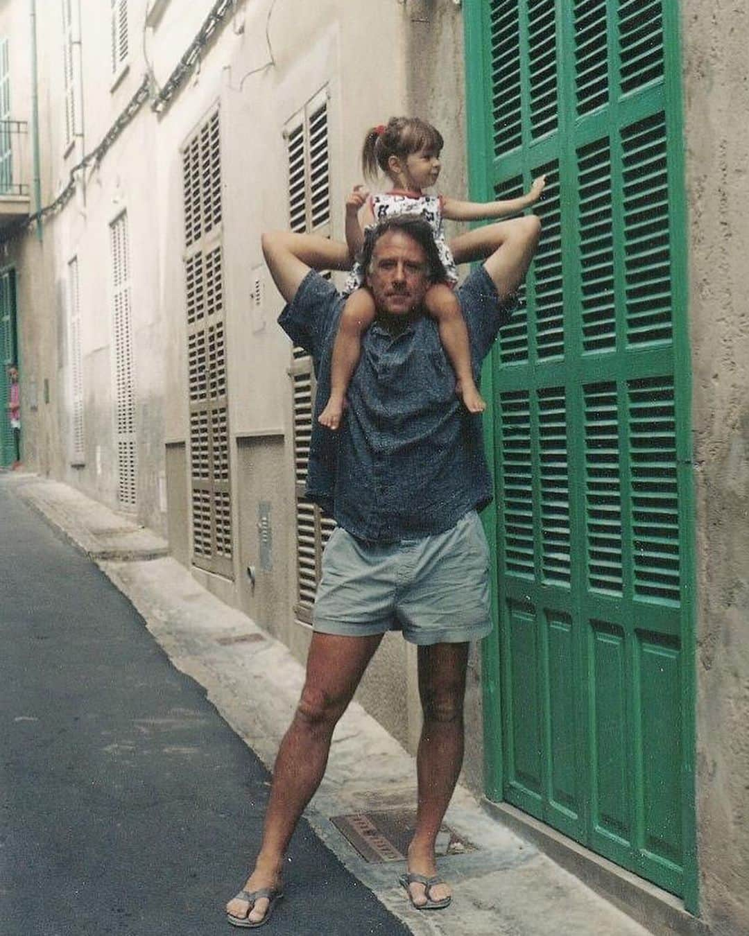 エミリー・ラタコウスキーさんのインスタグラム写真 - (エミリー・ラタコウスキーInstagram)「Today I brought my beautiful baby back to Sant Juan, the town where I spent every summer of my childhood. As I walked Sly around this lovely man (third slide!) pulled over in his car and came up to me holding Mi Cuerpo (my book in Spanish!) He told me that him and his daughter have read it. Talk about a full circle, universe coming together, magical moment. I am so grateful for this life! 💛Mallorca és màgica. Cada vegada que torno tinc la sensació que torno a casa. Tinc la sort de tenir aquesta illa com a part de la meva vida i ara també la del meu fill. 🫶💛 I learned to walk here and today my son got to be in the same place! ☺️🥹」9月29日 5時19分 - emrata