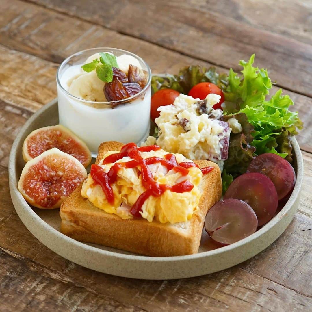 hirokoさんのインスタグラム写真 - (hirokoInstagram)「🌱2022.9.29（木）☁️ ✽.｡.:*・ﾟ #いつもの朝ごはん ⁡ トーストしたパンに スクランブルエッグをのせて... いつもの「さつま芋のレモン煮」を崩して 今朝はサラダにして食べま〜す ⁡ menu📝 ▪︎ #のっけトースト ▪︎ さつま芋とレーズンのサラダ ▪︎ ヨーグルト（バナナ･デーツ） ▪︎ フルーツ（イチジク･ぶどう） ⁡ ⁡ ⁡ .........The end 🍴☕️ #hiroponの朝ごはん #hiroponのワンプレートごはん #しっかり食べるダイエットごはん #朝ごはん #朝時間 #モーニングプレート #breakfast #ワンプレート朝ごはん #おうちごはん #おうちごはん通信 #おうちごはんLover #おうち時間 #くらしメイド #フーディーテーブル #マカロニメイト #デリミア #デリスタグラマー #バランスの良い食事 #日々の食事 #locari_kitchen #カフェ風朝ごはん #ハサミポーセリン #lin_stagrammer #snapdish #macaroni  ・」9月29日 9時12分 - hiropon0201