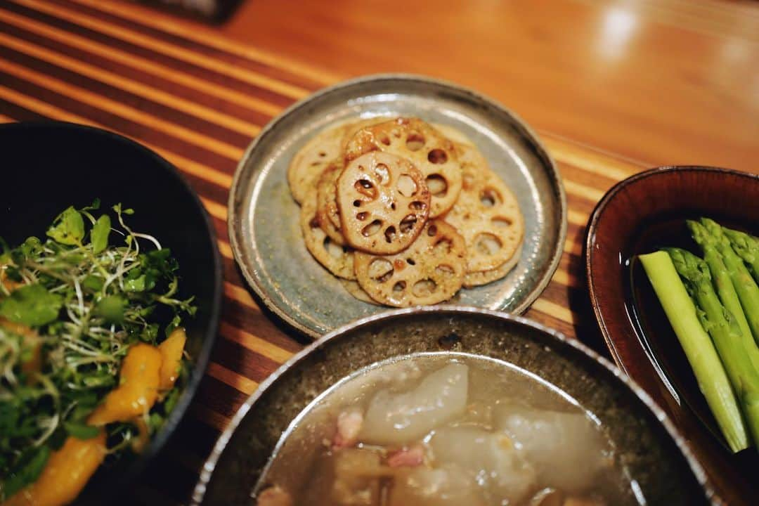 高山都さんのインスタグラム写真 - (高山都Instagram)「先日の晩ごはん。 @takemefarm で収穫させてもらったピカピカのピーマンが主役の献立に。 生ピーマンと肉味噌 冬瓜と鶏肉の煮物 茹でたでアスパラ クレソンとスプラウトと柿のサラダ レンコンの梅照り焼き サンマの塩焼き 野菜いっぱいで、なんだか身体が喜んだ夜でした。 #みやれゴハン」9月29日 10時06分 - miyare38