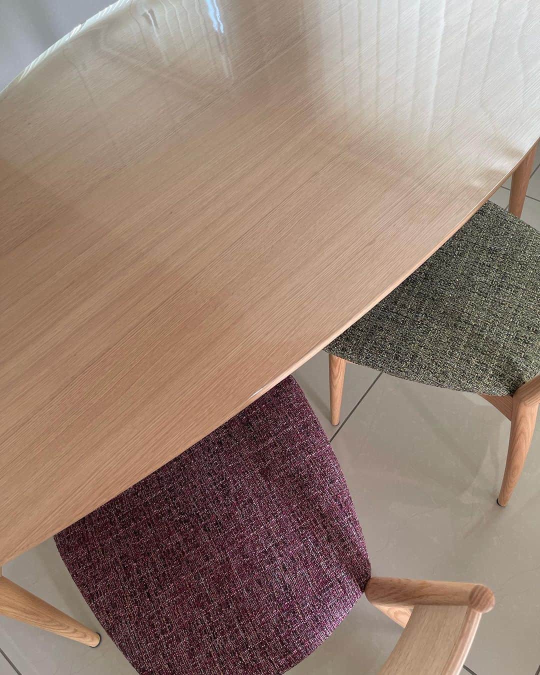 加藤綾菜さんのインスタグラム写真 - (加藤綾菜Instagram)「2ヶ月前に注文したオーダーメイドの椅子と テーブルが届きました🥰 テーブルは変わった形をしてるんだ。  カトちゃんは黒の椅子、私はピンク、緑は親友用😋 黒白でまとめていた部屋が木の温かさに包まれてます✨  今日から夫婦で地方ロケです😚 福と茶子🐶は信頼できるペットホテルに今日から宿泊！ 沢山の友達がいるみたいで大喜び😟  カトちゃんは「寂しい　寂しい😔」と朝から言ってます🥺  では、荷造りして行ってきます👍  #夫婦で #地方ロケ」9月29日 11時29分 - katoayana0412