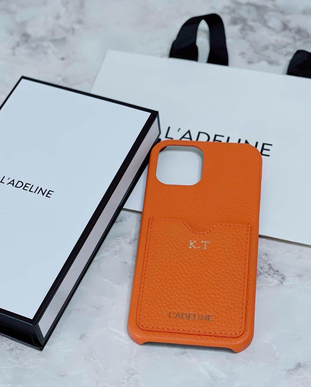 高嶋香帆さんのインスタグラム写真 - (高嶋香帆Instagram)「パワーを貰える綺麗なカラーのiPhoneケースを新調しました。 オレンジってやっぱり好き！  そしてK.Tとイニシャルの刻印もしたので、無くすこともないでしょう💁‍♀️🫶  「あなたより美しいブランドはない」というコンセプトのブランドです。  とっても素敵な理念ですよね☺️  #PR #ladeline #オリジナルiphoneケース #オリジナルスマホケース #iphoneカバー #スマホカバー #レザーケース」9月29日 12時00分 - kaho_takashima