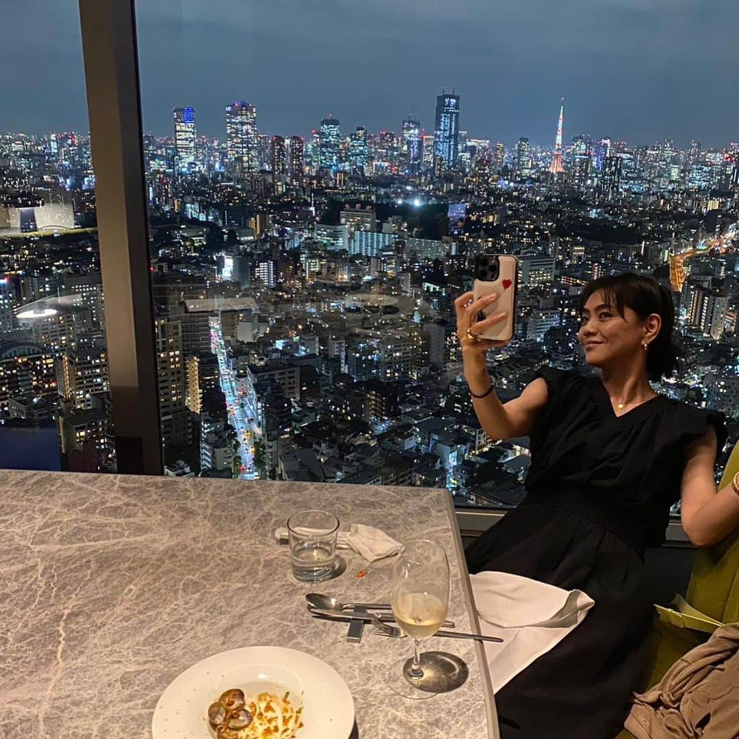 前田典子さんのインスタグラム写真 - (前田典子Instagram)「久しぶりのデート😁 東京の夜景が綺麗な モダン　タイレストラン @longraintokyo  へ #ロングレイントーキョー   こちら女子会では何度も行ってますが夫婦では初めて  今回はリニューアルしたラグジュアリーな個室で いただきました❣️  大きな窓から大都会の夜景がキラキラとロマンチック✨🌃東京タワー🗼も見え夜景写真をバシバシ撮影したくなる📸  ディナーコース🍽は 💚生春巻きと シーフード揚げ巻き ソースも美味しい シンハービール🍻に合う👍  💚エッグネットハーブサラダ　玉子の網を割って食べます🍳　酸っぱ辛いタイドレッシングも美味しい👍お野菜モリモリ🥗  💚ヒラメアサリ香味野菜 レモングラス　 味付け美味しかった👍  💚常陸黒毛和牛ヒレ 赤身肉がいいですね🥩👍 アジアングリーン パクチーも大好き❤  💚青いジャスミン米カオヤム　レモンを絞って混ぜて食べます。秋刀魚やナッツ、ハーブ　 ヘルシーな〆ご飯  💚バナナアイスケーキと コーヒー☕️  ふぅ〜 お腹いっぱい❣️🍷🍺  夫婦で久しぶりにゆっくりと会話しながらのディナーでした😌  ロングレインはランチもやってます 昼間も景色が良いですよ〜❣️🗼 デートに女子会におススメ👍　#マエノリグルメ」9月29日 12時35分 - maenorichang