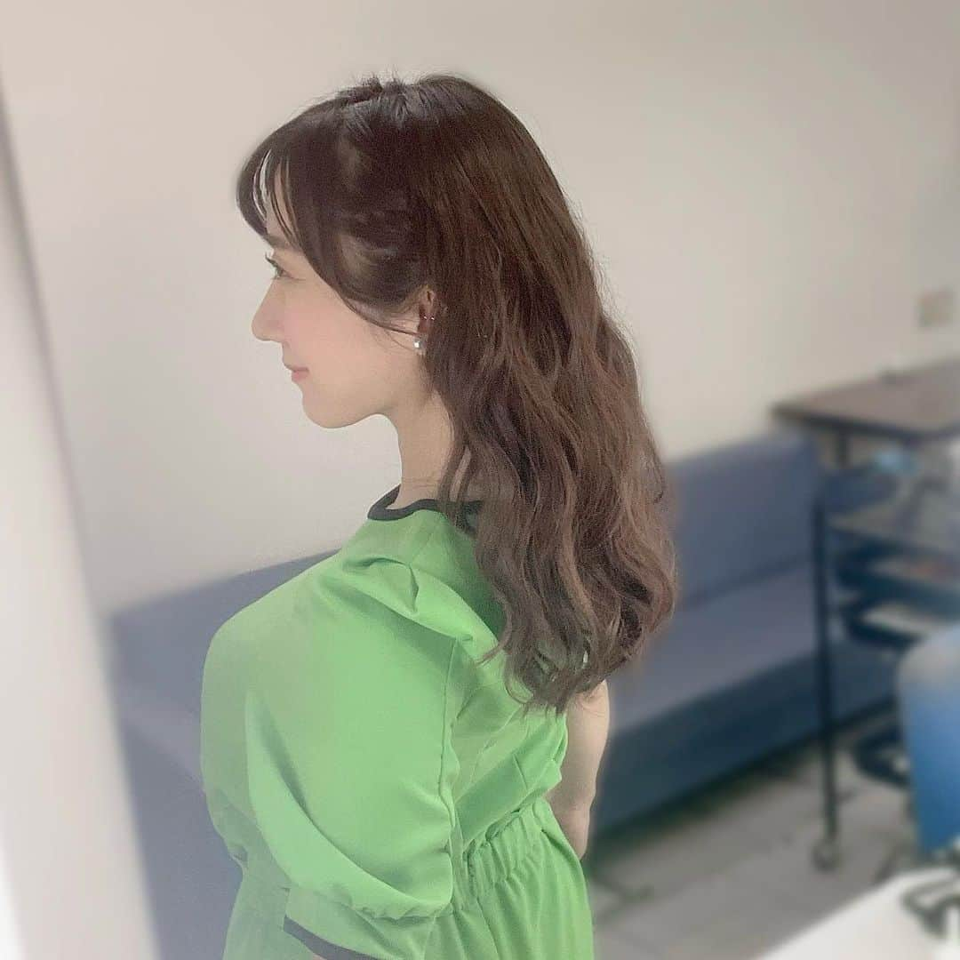 吉井明子さんのインスタグラム写真 - (吉井明子Instagram)「💚🐸💚  写真は水曜日の放送のものです✨メロンソーダ色のセットアップに、ふわふわヘアはサイドが編み込みになって、後ろに隠れています🫥  ポーズがカエルさん🐸ぽいですか？ メロンソーダですよ…  今夜も、BS1・BS4Kにて、午後11時40分〜午前0時「BSニュース4K＋ふるさと」ぜひご覧ください😌  #あすに一番近い気象情報 #気象予報士 #気象キャスター #weatherforecaster #기상캐스터　#氣象主播 #吉井明子 #nhk #bs4k #bs1 #bsニュース4kプラスふるさと #smile #微笑 #미소　#senyum」9月29日 15時28分 - akiko_yoshii_sunny_rain