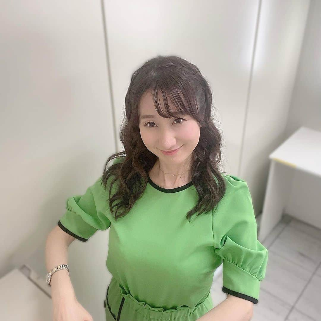 吉井明子さんのインスタグラム写真 - (吉井明子Instagram)「💚🐸💚  写真は水曜日の放送のものです✨メロンソーダ色のセットアップに、ふわふわヘアはサイドが編み込みになって、後ろに隠れています🫥  ポーズがカエルさん🐸ぽいですか？ メロンソーダですよ…  今夜も、BS1・BS4Kにて、午後11時40分〜午前0時「BSニュース4K＋ふるさと」ぜひご覧ください😌  #あすに一番近い気象情報 #気象予報士 #気象キャスター #weatherforecaster #기상캐스터　#氣象主播 #吉井明子 #nhk #bs4k #bs1 #bsニュース4kプラスふるさと #smile #微笑 #미소　#senyum」9月29日 15時28分 - akiko_yoshii_sunny_rain