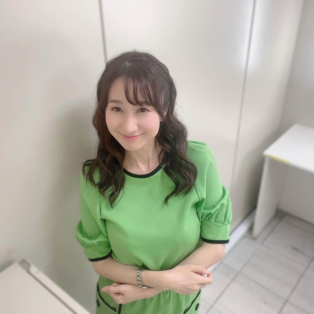 吉井明子さんのインスタグラム写真 - (吉井明子Instagram)「💚🐸💚  写真は水曜日の放送のものです✨メロンソーダ色のセットアップに、ふわふわヘアはサイドが編み込みになって、後ろに隠れています🫥  ポーズがカエルさん🐸ぽいですか？ メロンソーダですよ…  今夜も、BS1・BS4Kにて、午後11時40分〜午前0時「BSニュース4K＋ふるさと」ぜひご覧ください😌  #あすに一番近い気象情報 #気象予報士 #気象キャスター #weatherforecaster #기상캐스터　#氣象主播 #吉井明子 #nhk #bs4k #bs1 #bsニュース4kプラスふるさと #smile #微笑 #미소　#senyum」9月29日 15時28分 - akiko_yoshii_sunny_rain