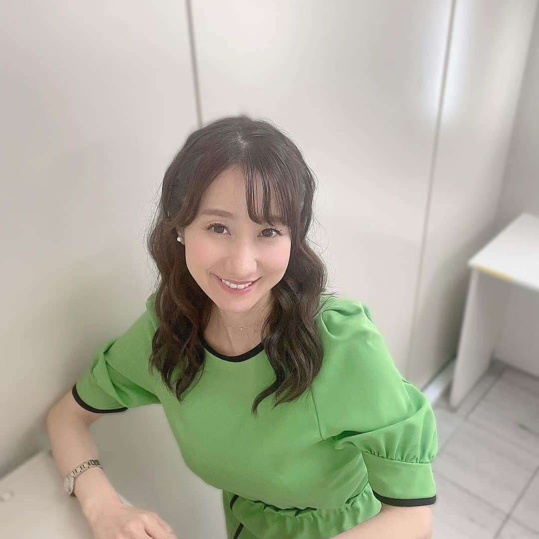 吉井明子さんのインスタグラム写真 - (吉井明子Instagram)「💚🐸💚  写真は水曜日の放送のものです✨メロンソーダ色のセットアップに、ふわふわヘアはサイドが編み込みになって、後ろに隠れています🫥  ポーズがカエルさん🐸ぽいですか？ メロンソーダですよ…  今夜も、BS1・BS4Kにて、午後11時40分〜午前0時「BSニュース4K＋ふるさと」ぜひご覧ください😌  #あすに一番近い気象情報 #気象予報士 #気象キャスター #weatherforecaster #기상캐스터　#氣象主播 #吉井明子 #nhk #bs4k #bs1 #bsニュース4kプラスふるさと #smile #微笑 #미소　#senyum」9月29日 15時28分 - akiko_yoshii_sunny_rain