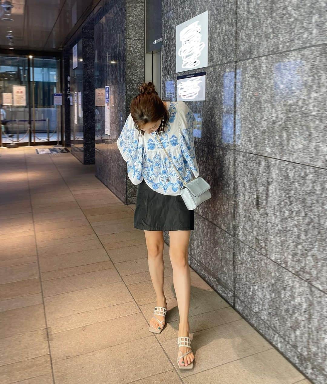 小澤陽子さんのインスタグラム写真 - (小澤陽子Instagram)「𝚒𝚗 𝚙𝚛𝚒𝚟𝚊𝚝𝚎❁  “モモンガ袖” 過ぎて、手が隠れてしまう🫣🦫  ２つ目の動画は、 私は何をしているのだろう……💭  それにしても、カメラの位置次第で こうも脚の長さの見え方が違うとは🤦🏻‍♀️   #トリックアート #飛べたらいいのに🦫 #本格的に秋に突入ですね…🌾 #夏女としては寂しい #でも秋服楽しみ🥻 #今年はミニが流行りましたね #秋冬もなのか #青系は落ち着く💙 #私服 #ファッション #fashion  #おざよーfashion👗」9月29日 16時27分 - yoko.ozawa729