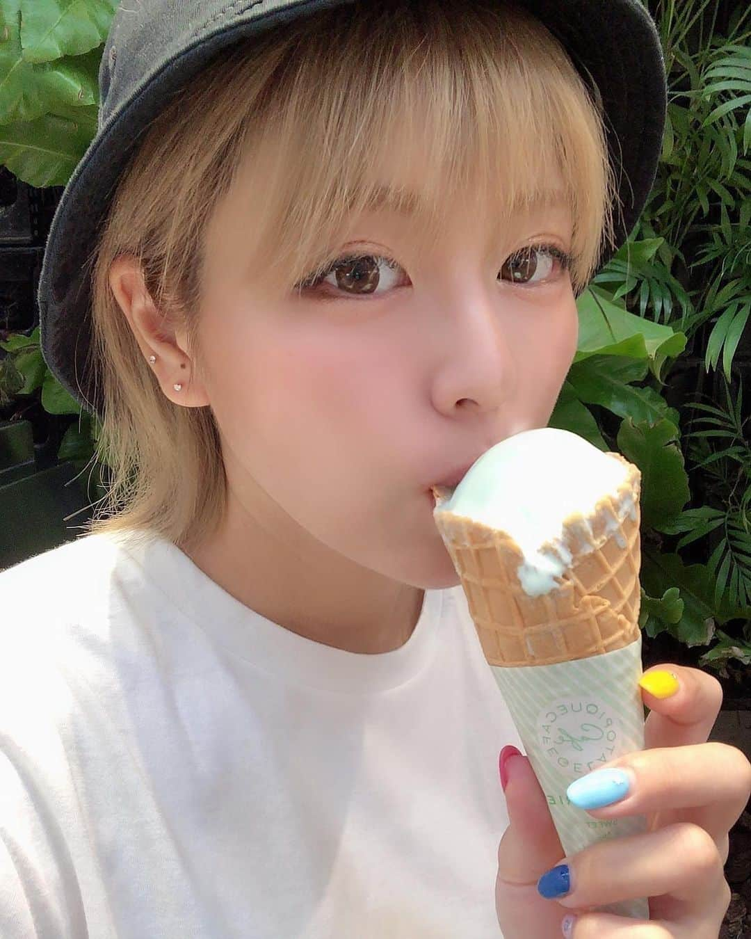 美女美容事情さんのインスタグラム写真 - (美女美容事情Instagram)「《アイスクリームと美女🍦💖》⁠ *⠀⠀⠀⠀⠀⠀⁠⠀⁠⠀⁠⠀⁠⠀⁠ 今回ご紹介させて頂きますのは!!👀❤️⁠⠀⁠⠀⁠⠀⁠⠀⁠ 篠崎ゆうきさん<@snyu_uk> の素敵なお写真📸⠀⁠⠀⁠⠀⁠ *⠀⁠ 金髪ショート美女🥰✨ 見惚れてしまうほど美しいですね💕⠀⠀⠀⁠⠀⁠⠀⁠⠀⁠⠀⁠ *⠀⁠⠀⁠⠀⁠⠀⁠⠀⁠ 篠崎ゆうきさん<@snyu_uk> 素敵な投稿をありがとうございました☺️📸✨⠀⁠ 篠崎ゆうきさんのアカウントには他にも素晴らしい投稿が沢山ありますので是非覗いてみてくださいね💁‍♀️💙⁠ ⁠ ⠀⠀⁠⠀⁠⠀⁠⠀⁠ △▼△▼△▼△▼△▼△▼△▼△▼△▼ ⁠⠀⁠⠀⁠⠀⁠ ❤️🧡💛「ビジョビ (美女美容事情)」💚💙💜⠀⠀⠀⠀⠀⠀⠀⠀⠀⠀⠀⠀⠀⠀⁠⠀⁠⠀⁠⠀⁠⠀⁠⠀⁠ 👇掲載ご希望の方は👇⠀⠀⠀⠀⠀⠀⠀⠀⠀⠀⠀⠀⠀⠀⠀⁠⠀⁠⠀⁠⠀⁠⠀⁠⠀⁠ @b_b_j.jタグ付けと🖤 #ビジョビ ⁠⠀⁠ 🖤タグ付けお願いします⠀⠀⠀⠀⠀⠀⠀⠀⠀⠀⠀⠀⠀⠀⠀⁠⠀⁠⠀⁠⠀⁠⠀⁠⠀⁠ △▼△▼△▼△▼△▼△▼△▼△▼△▼ ⁠⠀⁠ #美女#美人#金髪#ショートヘア #アイスクリーム#夏の思い出 #インスタ美人#インスタ美女」9月29日 18時06分 - b_b_j.j