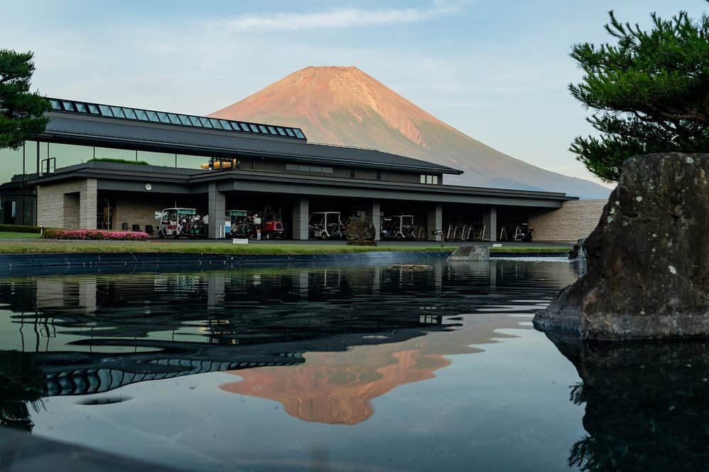 MINAMIさんのインスタグラム写真 - (MINAMIInstagram)「@asagiricountryclub.official  白女の撮影をさせていただいたゴルフ場😌 今アップしているのでみなさん是非みてね✨  18H撮影終わってから、別の撮影をした時にとっても素敵な富士山に会えました🫣❤️ こんな綺麗た富士山初めて見た！🗻 赤富士めちゃくちゃ感動した🥲✨ 撮影頑張ってよかった〜と心から思いました😌❤️ 素敵な景色見れるのもゴルフの素敵なところ🥰  みなさんも是非朝霧CC行ってみてください😊  📸 @yoppa408  .  #白金台女子ゴルフ部 #マネージャー #ゴルフ #ゴルフ女子 #ゴルフ男子 #ゴルフ部 #ゴルフ初心者 #スポーツ女子 #スイング動画  #ゴルフスイング #ゴルフ場 #golf #golfing #golfer #golfwear #ゴルフウェア #ゴルフコーデ #YouTube #골프 #골프여자 #高尔夫  #instagolf #ゴルフ好きな人と繋がりたい」9月29日 18時37分 - minamii_golf