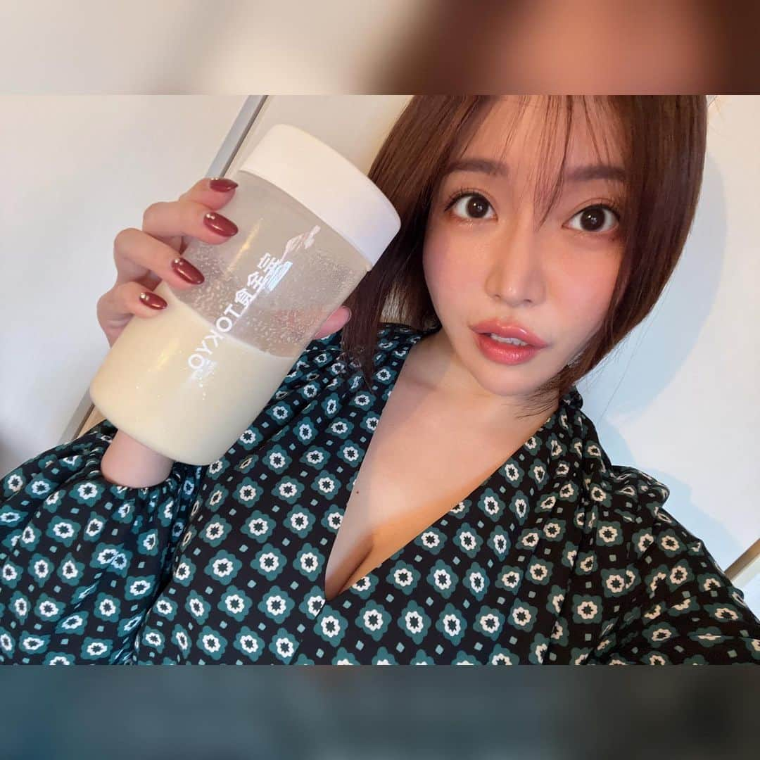 古河由衣さんのインスタグラム写真 - (古河由衣Instagram)「最近ハマってるプロテイン🍌 バナナ好きには堪らない♥️〰️🖤 筋トレ後はもちろん ビタミンも沢山入ってて栄養豊富✨すごい✨ 可愛いシェイカーも着いてきて、嬉しい🍌 ソイプロテイン苦手な方も美味しく頂けると思うのでぜひ😘🍌  PR @kanzenshoku_tokyo #完全食tokyo #完全食 #完全栄養食 #完全栄養プロテイン #ソイプロテイン #プロテインダイエット #置き換えダイエット」9月29日 18時44分 - furuyuistagram