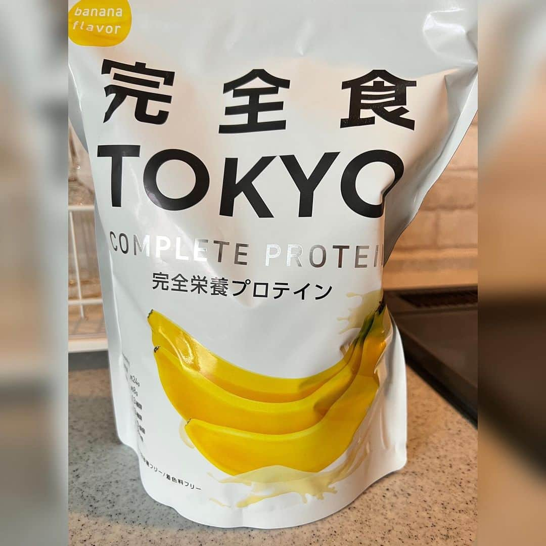 古河由衣さんのインスタグラム写真 - (古河由衣Instagram)「最近ハマってるプロテイン🍌 バナナ好きには堪らない♥️〰️🖤 筋トレ後はもちろん ビタミンも沢山入ってて栄養豊富✨すごい✨ 可愛いシェイカーも着いてきて、嬉しい🍌 ソイプロテイン苦手な方も美味しく頂けると思うのでぜひ😘🍌  PR @kanzenshoku_tokyo #完全食tokyo #完全食 #完全栄養食 #完全栄養プロテイン #ソイプロテイン #プロテインダイエット #置き換えダイエット」9月29日 18時44分 - furuyuistagram