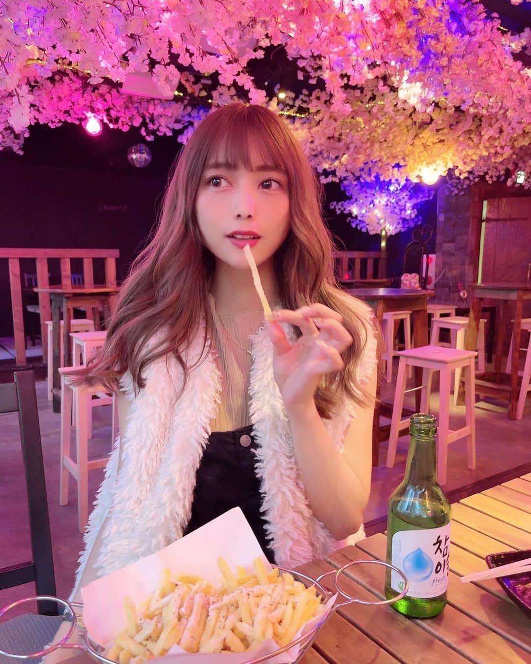 あいりさんのインスタグラム写真 - (あいりInstagram)「ムニポチャ行ってきた〜💓 @muninamba  . 内装が可愛くてびっくり😳💕 ハニーバターポテトが おいしくてもくもく食べてたっ🙈 チキンもジューシーで おいしかた☺️🍗🍗🍗 . . #アメ村 #アメ村グルメ #大阪韓国料理 #大阪韓国料理店 #韓国料理屋  #韓国料理 #難波グルメ#難波居酒屋 #難波ディナー #難波飲み #難波デート #難波韓国料理 #なんばグルメ #なんば居酒屋 #なんばディナー #なんば飲み #心斎橋グルメ #心斎橋居酒屋 #心斎橋ディナー #心斎橋デート #大阪居酒屋  #大阪デート #大阪ディナー #アメリカ村 #韓国料理大阪 #ミナミグルメ #ウーバーイーツ大阪 #大阪ミナミ #道頓堀グルメ #大阪グルメ」9月29日 18時52分 - gtamtgat