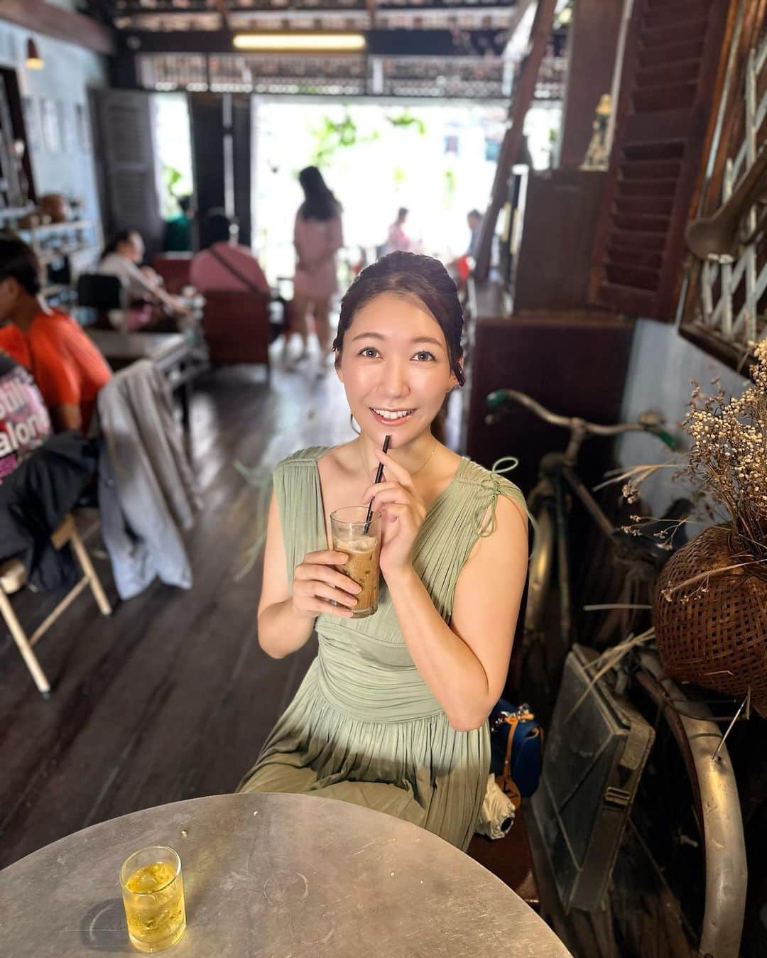 穂川果音さんのインスタグラム写真 - (穂川果音Instagram)「コーヒー大好き☕️ 甘いのよりブラック派です😊 写真のはホワイトコーヒーだよ〜すごい甘かった！！！笑  #cafe #coffee #vietnam #ブラックコーヒー派　#vietnamecoffee」9月29日 20時55分 - hokawakanonn