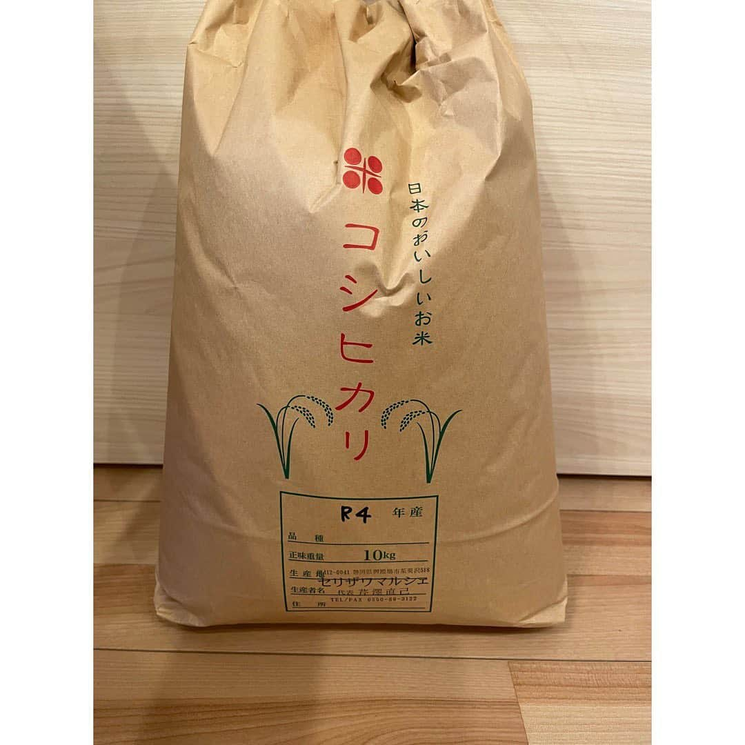 岡副麻希さんのインスタグラム写真 - (岡副麻希Instagram)「. 御殿場こしひかり🍚 @serizawamarche  ⁡ いつもお世話になってるご夫婦から 新米をお裾分けしてもらいました🌾 ⁡ こんなに美味しいお米があったなんて！！ 炊き上がりの米粒のキラキラさ。 噛めば噛むほど甘味がたたみこんできます。 ふはふはしながらいただきました〜😊😊 ⁡ 今日もおなかいっぱい🍁✨ ごちそうさまでした ⁡ @kurosawa_haruki  @enjoy._.balenciaga  いつもありがとうございます✨  ⁡ #御殿場こしひかり#新米 #セリザワマルシェ #御殿場 #土鍋ごはん #おうちごはん #おこげがいい塩梅につきました✨ #新米をいただいたのでおかずは白米がススムものにしました #昨日、案をくれた優しい方々ありがとう🥹💓 ⁡ ⁡」9月29日 21時09分 - maki_okazoe_official