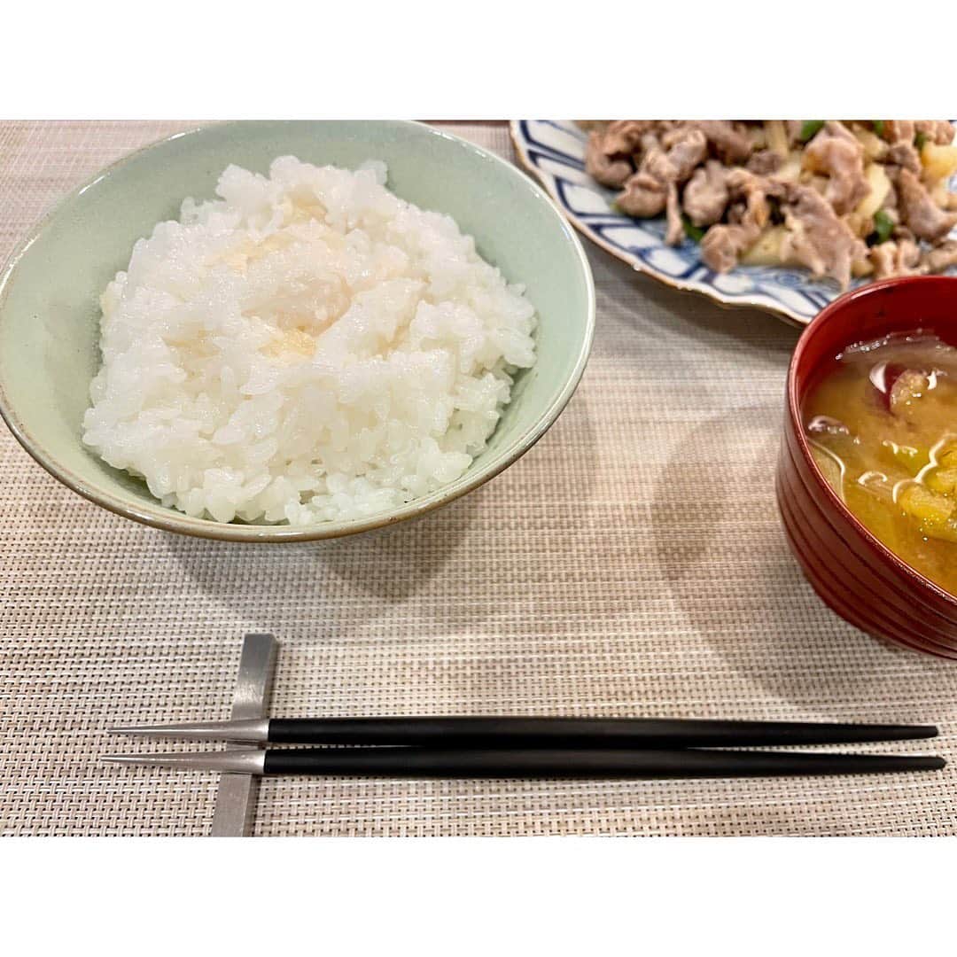 岡副麻希さんのインスタグラム写真 - (岡副麻希Instagram)「. 御殿場こしひかり🍚 @serizawamarche  ⁡ いつもお世話になってるご夫婦から 新米をお裾分けしてもらいました🌾 ⁡ こんなに美味しいお米があったなんて！！ 炊き上がりの米粒のキラキラさ。 噛めば噛むほど甘味がたたみこんできます。 ふはふはしながらいただきました〜😊😊 ⁡ 今日もおなかいっぱい🍁✨ ごちそうさまでした ⁡ @kurosawa_haruki  @enjoy._.balenciaga  いつもありがとうございます✨  ⁡ #御殿場こしひかり#新米 #セリザワマルシェ #御殿場 #土鍋ごはん #おうちごはん #おこげがいい塩梅につきました✨ #新米をいただいたのでおかずは白米がススムものにしました #昨日、案をくれた優しい方々ありがとう🥹💓 ⁡ ⁡」9月29日 21時09分 - maki_okazoe_official