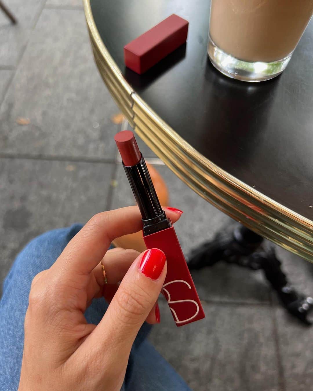 伊原葵さんのインスタグラム写真 - (伊原葵Instagram)「PLAY YOUR POWER ‼️ 💋  わたしの最近のお気に入りリップ♡ 10/14にNARSからパワーマットリップスティックが登場だよー！ ひと塗りで高発色だった！ マットで付け心地も軽くて、なんと言っても取れにくい！！！！ 全然落ちなくて感動😂🥺  1.2枚目に塗ったリップは 101 NO ANGELってカラーで、ブラウンベースな感じがどんなファッションにも合わせやすくてこれからの季節にもピッタリ🤎 全色でわたしは1番このカラーがお気に入りだった✨  4.5枚目に塗ったリップは 135 MOGADORってカラーで深めの赤！これはやっぱり塗ると背筋が伸びるというか✨  同じリップでもカラーが違うだけで気分も変わるリップのパワーってすごい♡  これからファッションや気分に合わせてリップもチェンジしていこーっと🫶🏻  #PLAYYOURPOWER #パワーリップ #NARSPartner」9月29日 21時22分 - aoi186