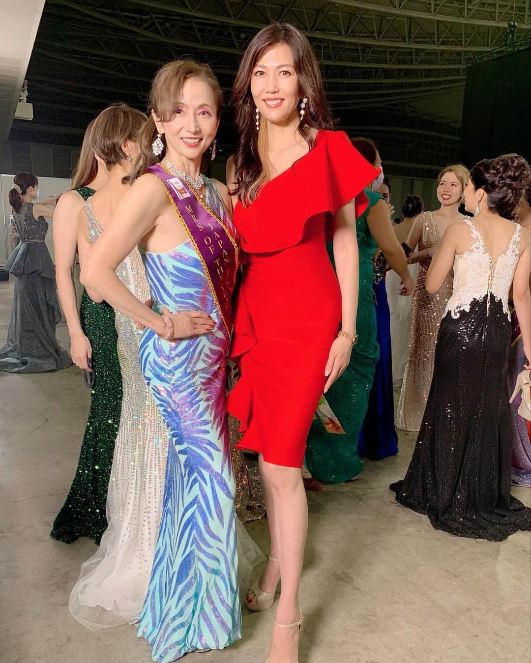 浅井香葉子さんのインスタグラム写真 - (浅井香葉子Instagram)「Mrs of the Year 神奈川チームの皆んな ファイナルステージ頑張りました💕 @mrs.of.the.year.kanagawa  @mrs_of_the_year   ミセスオブザイヤーの 公式ウォーキング講師として いつも日本大会からの 指導でしたので  地方大会のSpecial講師で 呼ばれることはありましたが  公式ウォーキング講師として 1から携わるのは 今回の神奈川大会が初めて  日本大会では ビューティキャンプとリハーサルと  数百名いるファイナリストへの指導は 少ない時間に限られています  ヒールで歩くこともままならない そんな頃からじっくりと ファイナリスト達と関わりたい そんな思いもあり  居住地である神奈川の 公式ウォーキング講師として 携わらせて頂きました👠  毎週のレッスンはもちろん 存在が輝く為に大切なこと 正しい目標設定  会議室で ヨチヨチ歩いてた頃から(笑)  ダイヤの原石が磨かれていくように 光輝く姿を見るのが嬉しかったです✨  誰もが既に 輝きの種を持っています✨  それを人生の試練を通して 曇らせてしまっているか その輝きに気付いていないだけ  今回手に入れた輝きを これからのスタンダードにして 美しく生きていきましょ✨  ーーーーーーーー ブリリアント部門 ーーーーーーーー 👑グランプリ受賞 滝沢みほさん @mselr28_yhp   ーーーーーーーー プレシャス部門 ーーーーーーーー 👑グランプリ受賞 嶋田ななさん @nana_shimada_   🎖特別賞/エレガント賞 糸井みほさん @miho.make   🎖特別賞/ 髙安薫さん @kaoru_takayasu   ーーーーーーーー レジェンド部門 ーーーーーーーー 🎖特別賞/ザ・レジェンド賞 東安子さん @a_yasu2020   🎖特別賞/ベストイブニング賞 加藤玲さん @renachance25   受賞された皆んな おめでとうございます🎊🎉🍾  そして全てのファイナリストに 心からの栄誉を送ります✨  神奈川チーム最高💓Thank you  〜歩き方次第で世界が変わる〜  全ては自分と向き合うことから  P.S パリ🇫🇷に到着しました！ 滞在中はストーリーに載せますね〜  ＿＿＿＿＿＿＿＿⭐︎＿＿＿＿＿＿＿  「在り方・歩き方・魅せ方」で あなたの存在そのものを輝きにする MUSEL Walking & Life Academy  👠レッスン申込みは @asaikayoko プロフィールURLから  👠LINE公式でレッスン案内しています。お友達登録してね  〜歩き方次第で世界が変わる〜 「WALK on EARTH」PROJECT 世界中の人が年齢・性別・環境に捉われず 誰もが自分を輝かせ地球の大地を歩き 豊かな人生を送る世界の実現🌏  #ミセスオブザイヤー #ミスターオブザイヤー #ミセスオブザイヤー2022  #ミスターオブザイヤー2022  #日本大会  #JAPANFINAL #MrsoftheYear #ミセスコンテスト #ミセスコンテスト出場者募集 #ウォーキングレッスン東京 #ウォーキングレッスン横浜 #浅井香葉子」9月29日 21時54分 - asaikayoko