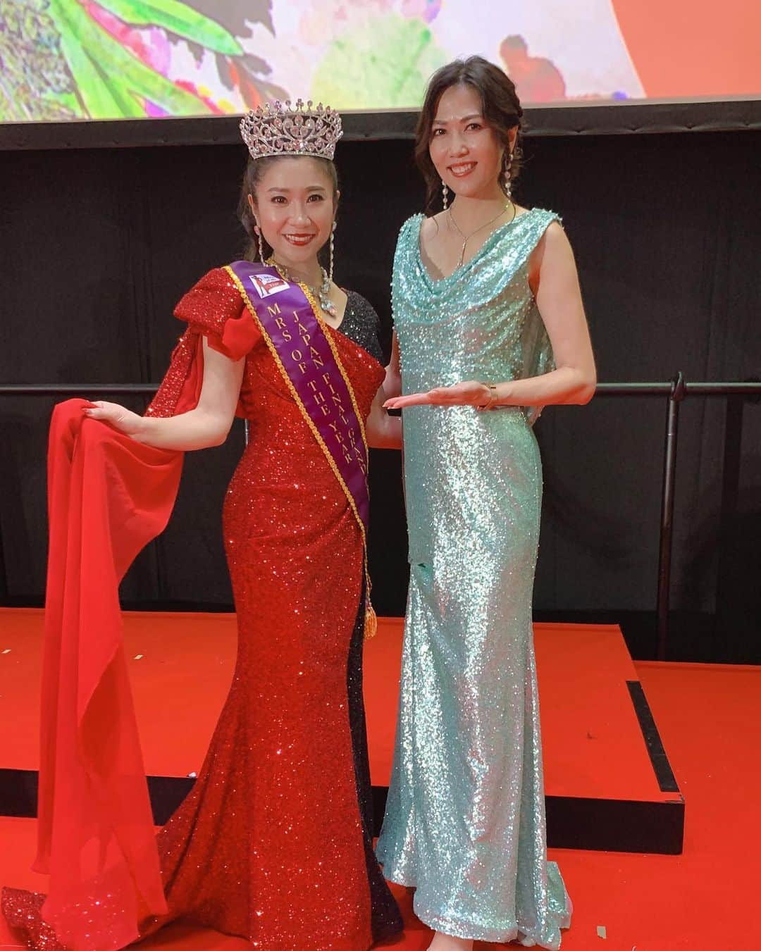 浅井香葉子さんのインスタグラム写真 - (浅井香葉子Instagram)「Mrs of the Year 神奈川チームの皆んな ファイナルステージ頑張りました💕 @mrs.of.the.year.kanagawa  @mrs_of_the_year   ミセスオブザイヤーの 公式ウォーキング講師として いつも日本大会からの 指導でしたので  地方大会のSpecial講師で 呼ばれることはありましたが  公式ウォーキング講師として 1から携わるのは 今回の神奈川大会が初めて  日本大会では ビューティキャンプとリハーサルと  数百名いるファイナリストへの指導は 少ない時間に限られています  ヒールで歩くこともままならない そんな頃からじっくりと ファイナリスト達と関わりたい そんな思いもあり  居住地である神奈川の 公式ウォーキング講師として 携わらせて頂きました👠  毎週のレッスンはもちろん 存在が輝く為に大切なこと 正しい目標設定  会議室で ヨチヨチ歩いてた頃から(笑)  ダイヤの原石が磨かれていくように 光輝く姿を見るのが嬉しかったです✨  誰もが既に 輝きの種を持っています✨  それを人生の試練を通して 曇らせてしまっているか その輝きに気付いていないだけ  今回手に入れた輝きを これからのスタンダードにして 美しく生きていきましょ✨  ーーーーーーーー ブリリアント部門 ーーーーーーーー 👑グランプリ受賞 滝沢みほさん @mselr28_yhp   ーーーーーーーー プレシャス部門 ーーーーーーーー 👑グランプリ受賞 嶋田ななさん @nana_shimada_   🎖特別賞/エレガント賞 糸井みほさん @miho.make   🎖特別賞/ 髙安薫さん @kaoru_takayasu   ーーーーーーーー レジェンド部門 ーーーーーーーー 🎖特別賞/ザ・レジェンド賞 東安子さん @a_yasu2020   🎖特別賞/ベストイブニング賞 加藤玲さん @renachance25   受賞された皆んな おめでとうございます🎊🎉🍾  そして全てのファイナリストに 心からの栄誉を送ります✨  神奈川チーム最高💓Thank you  〜歩き方次第で世界が変わる〜  全ては自分と向き合うことから  P.S パリ🇫🇷に到着しました！ 滞在中はストーリーに載せますね〜  ＿＿＿＿＿＿＿＿⭐︎＿＿＿＿＿＿＿  「在り方・歩き方・魅せ方」で あなたの存在そのものを輝きにする MUSEL Walking & Life Academy  👠レッスン申込みは @asaikayoko プロフィールURLから  👠LINE公式でレッスン案内しています。お友達登録してね  〜歩き方次第で世界が変わる〜 「WALK on EARTH」PROJECT 世界中の人が年齢・性別・環境に捉われず 誰もが自分を輝かせ地球の大地を歩き 豊かな人生を送る世界の実現🌏  #ミセスオブザイヤー #ミスターオブザイヤー #ミセスオブザイヤー2022  #ミスターオブザイヤー2022  #日本大会  #JAPANFINAL #MrsoftheYear #ミセスコンテスト #ミセスコンテスト出場者募集 #ウォーキングレッスン東京 #ウォーキングレッスン横浜 #浅井香葉子」9月29日 21時54分 - asaikayoko