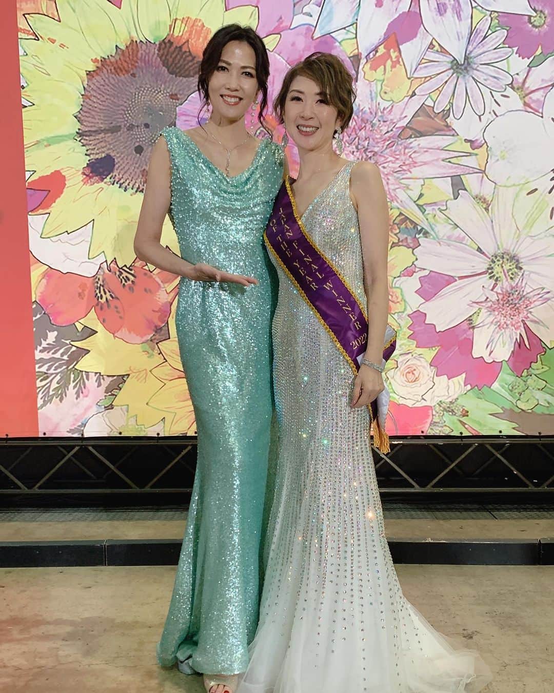 浅井香葉子さんのインスタグラム写真 - (浅井香葉子Instagram)「Mrs of the Year 神奈川チームの皆んな ファイナルステージ頑張りました💕 @mrs.of.the.year.kanagawa  @mrs_of_the_year   ミセスオブザイヤーの 公式ウォーキング講師として いつも日本大会からの 指導でしたので  地方大会のSpecial講師で 呼ばれることはありましたが  公式ウォーキング講師として 1から携わるのは 今回の神奈川大会が初めて  日本大会では ビューティキャンプとリハーサルと  数百名いるファイナリストへの指導は 少ない時間に限られています  ヒールで歩くこともままならない そんな頃からじっくりと ファイナリスト達と関わりたい そんな思いもあり  居住地である神奈川の 公式ウォーキング講師として 携わらせて頂きました👠  毎週のレッスンはもちろん 存在が輝く為に大切なこと 正しい目標設定  会議室で ヨチヨチ歩いてた頃から(笑)  ダイヤの原石が磨かれていくように 光輝く姿を見るのが嬉しかったです✨  誰もが既に 輝きの種を持っています✨  それを人生の試練を通して 曇らせてしまっているか その輝きに気付いていないだけ  今回手に入れた輝きを これからのスタンダードにして 美しく生きていきましょ✨  ーーーーーーーー ブリリアント部門 ーーーーーーーー 👑グランプリ受賞 滝沢みほさん @mselr28_yhp   ーーーーーーーー プレシャス部門 ーーーーーーーー 👑グランプリ受賞 嶋田ななさん @nana_shimada_   🎖特別賞/エレガント賞 糸井みほさん @miho.make   🎖特別賞/ 髙安薫さん @kaoru_takayasu   ーーーーーーーー レジェンド部門 ーーーーーーーー 🎖特別賞/ザ・レジェンド賞 東安子さん @a_yasu2020   🎖特別賞/ベストイブニング賞 加藤玲さん @renachance25   受賞された皆んな おめでとうございます🎊🎉🍾  そして全てのファイナリストに 心からの栄誉を送ります✨  神奈川チーム最高💓Thank you  〜歩き方次第で世界が変わる〜  全ては自分と向き合うことから  P.S パリ🇫🇷に到着しました！ 滞在中はストーリーに載せますね〜  ＿＿＿＿＿＿＿＿⭐︎＿＿＿＿＿＿＿  「在り方・歩き方・魅せ方」で あなたの存在そのものを輝きにする MUSEL Walking & Life Academy  👠レッスン申込みは @asaikayoko プロフィールURLから  👠LINE公式でレッスン案内しています。お友達登録してね  〜歩き方次第で世界が変わる〜 「WALK on EARTH」PROJECT 世界中の人が年齢・性別・環境に捉われず 誰もが自分を輝かせ地球の大地を歩き 豊かな人生を送る世界の実現🌏  #ミセスオブザイヤー #ミスターオブザイヤー #ミセスオブザイヤー2022  #ミスターオブザイヤー2022  #日本大会  #JAPANFINAL #MrsoftheYear #ミセスコンテスト #ミセスコンテスト出場者募集 #ウォーキングレッスン東京 #ウォーキングレッスン横浜 #浅井香葉子」9月29日 21時54分 - asaikayoko