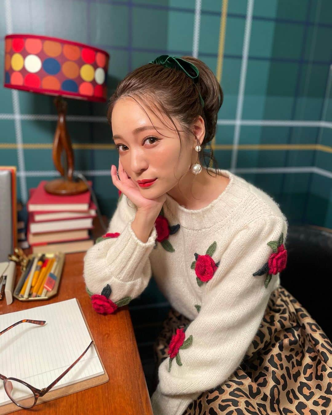 chayさんのインスタグラム写真 - (chayInstagram)「新たにkate spade new york Premium Jazz Liveが公開されました♠️ ケイト・スペード銀座店で開催中のサタデーオープンハウスにて、お部屋を巡りながら「あなたに恋をしてみました」と「恋のはじまりはいつも突然に」の二曲続けてなんとワンカット1発録りで、歌わせていただきました☺️🎤 1カットだったので、緊張感もありながら、カメラマンさんスタッフさんとの息を合わせて楽しく歌いましたよ💕 こんなに素敵な場所で、ミュージカルのように、ひとつのMVの撮影のように歌わせていただけて幸せな時間でした😌✨ ケイト・スペードの公式LINEにお友達になってくださると、ご覧いただけます❤️ 絶対見てほしい🥺🙏 ぜひ、チェックしてみてください😆🌼 @katespadejapan  #katespade #ケイトスペード」9月29日 22時14分 - chay1023_official