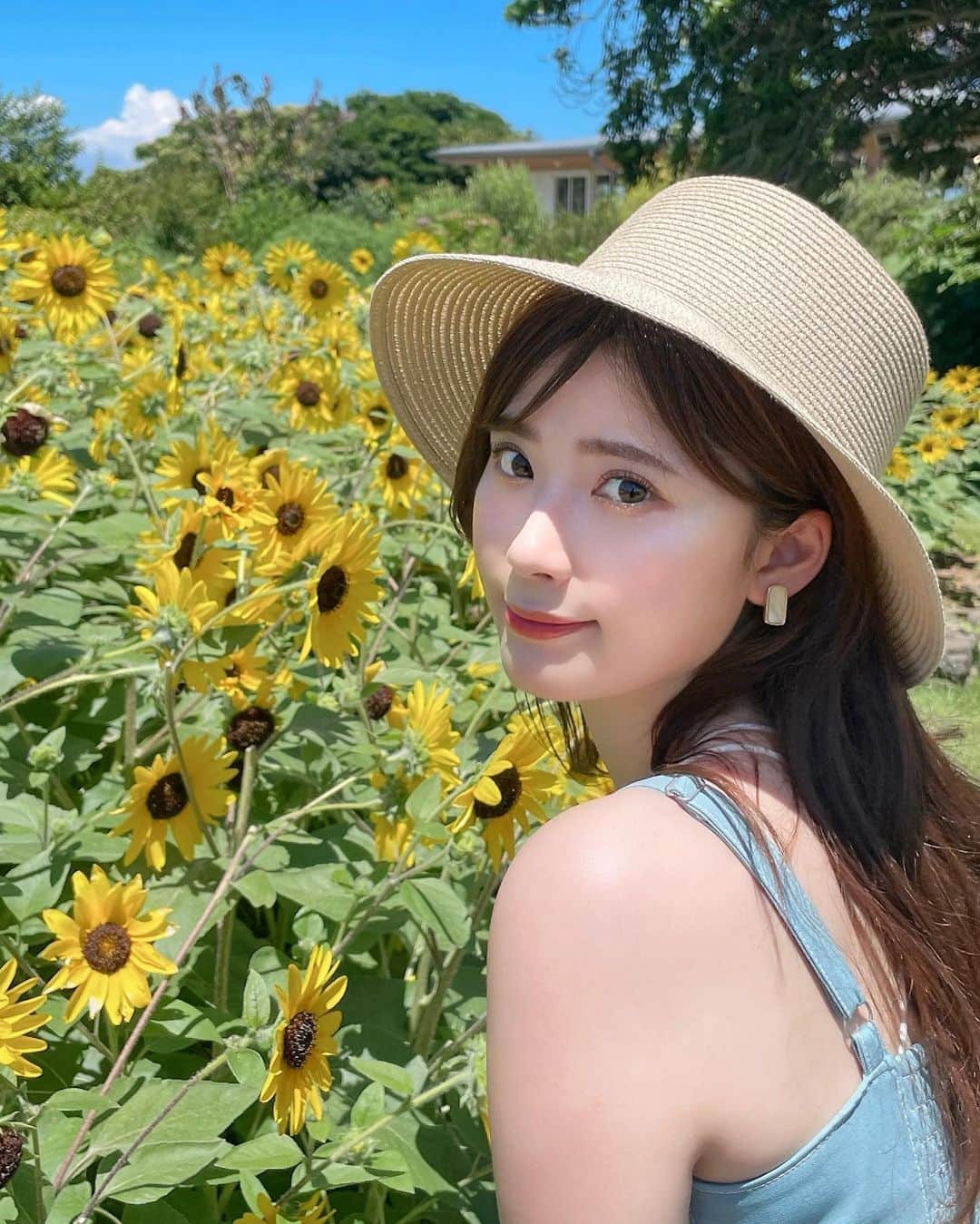 伊藤奈月さんのインスタグラム写真 - (伊藤奈月Instagram)「⁡ ひまわり畑には 麦わら帽子が 定番アイテム👒🌻 ⁡ #カピバラが好き #ひまわり畑  #ひまわり」9月29日 22時17分 - naachan__