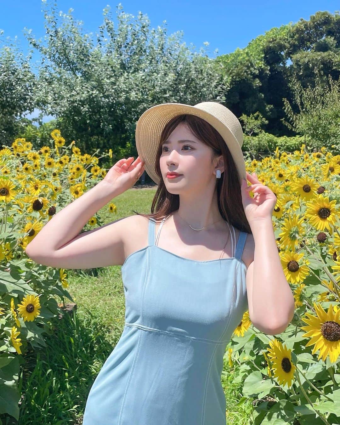 伊藤奈月さんのインスタグラム写真 - (伊藤奈月Instagram)「⁡ ひまわり畑には 麦わら帽子が 定番アイテム👒🌻 ⁡ #カピバラが好き #ひまわり畑  #ひまわり」9月29日 22時17分 - naachan__