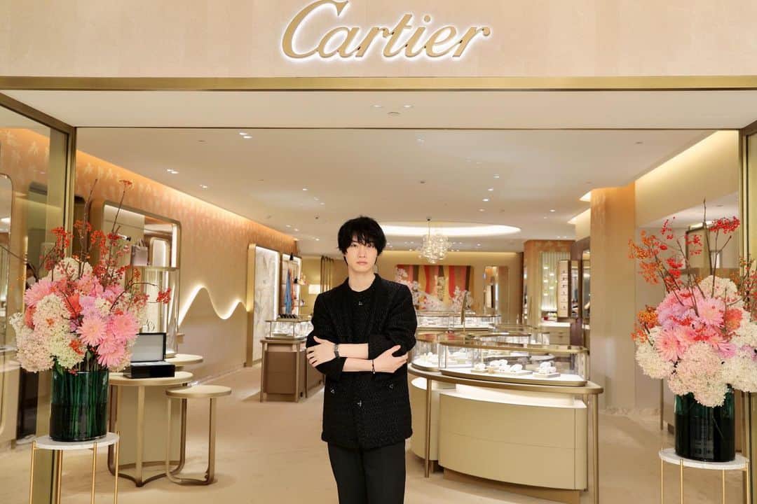 桜田通さんのインスタグラム写真 - (桜田通Instagram)「Cartier  カルティエ ブティックがGINZA SIXにオープンします！ このブティックでは購入したジュエリーやレザーアイテムにメッセージやイニシャルを刻印することができる『パーソナライゼーションカウンター』があるのですが、これは世界のカルティエブティックでは初めて設置されたようです✨ そしてこちらのブティックでもカルティエのレターセットを店内のポストから送ることができるそうです💌 こちらはご購入されたお客様限定なのでお気をつけてくださいね😌 去年の六本木ヒルズでのポップアップのクリスマスカードが懐かしいです☺️🎄  他にもオープンを記念して限定品や先行発売の商品もありますので、ご興味ある方は是非遊びに行ってみてくださいね🌟 僕は新作のバッグや時計がめちゃくちゃ可愛くて気になりました✨ カルティエ ブティック GINZA SIX店は9月30日よりオープンです！  #Cartier #カルティエ #CartierTokyo @Cartier」9月29日 23時12分 - dorisakurada