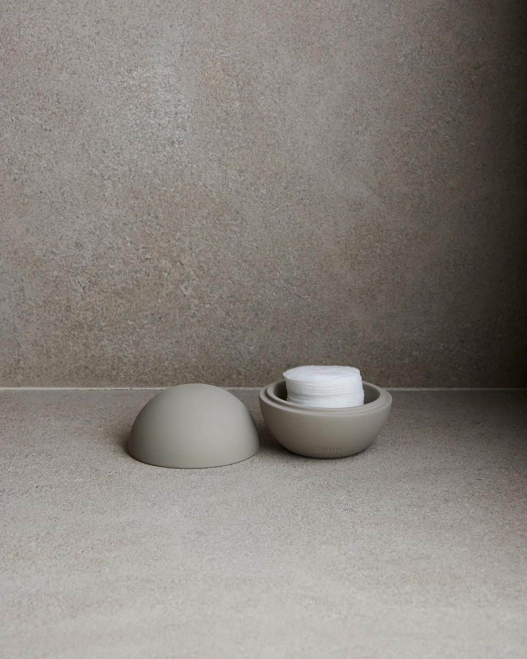 キム・カーダシアンさんのインスタグラム写真 - (キム・カーダシアンInstagram)「Coming Soon: @skkn home accessories.  When I started my packaging design process for @skkn it began with natural stones and design elements found within my own home. I always envisioned the skincare collection as one that could be beautiful and simple enough to be on display on any counter, which inspired me to design accessories to compliment the line and elevate any home with the same modern, minimalistic elegance. I am so excited to finally bring you this five-piece collection.  Launching on October 6 at 9a pt / 12p et exclusively at skknbykim.com」9月30日 1時00分 - kimkardashian