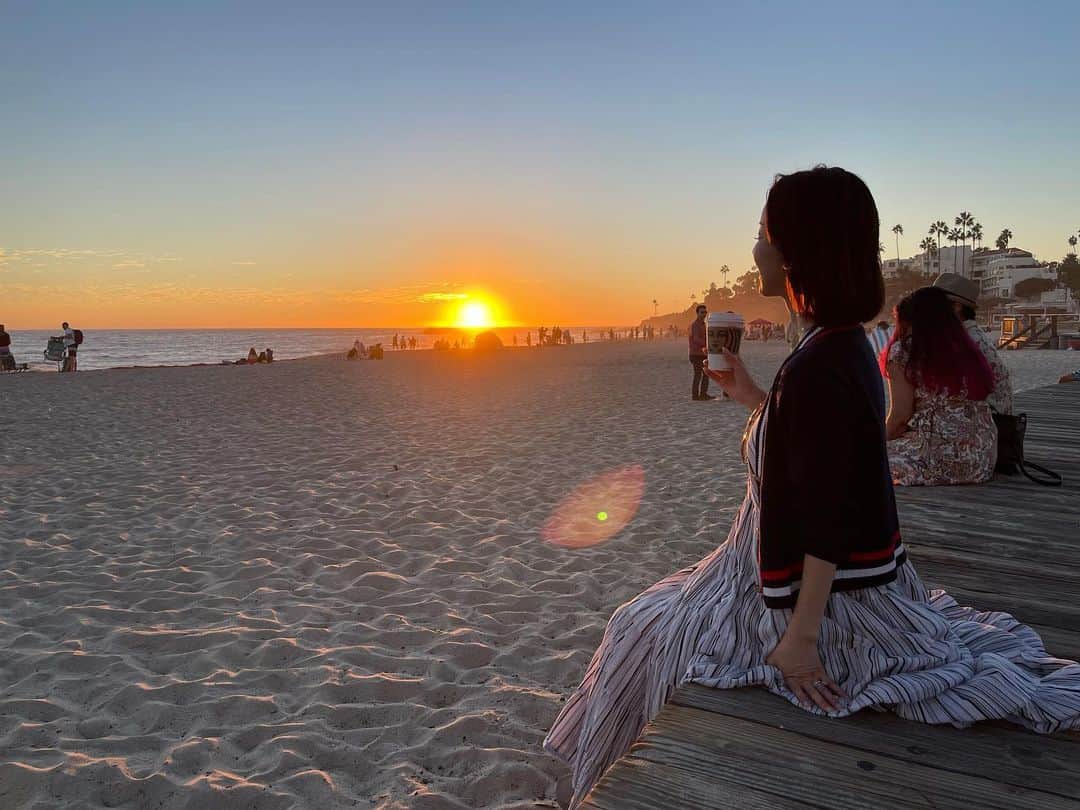 宮崎宣子さんのインスタグラム写真 - (宮崎宣子Instagram)「ラグナビーチ🏖 やっぱりここが好きかも💕 何回来ても、ここは幸せに溢れてる。  おじいさんとお婆さんが、 肩を組みながから、笑って話しながら夕陽を見ていました。  自分の両親が肩を組んで笑い合う…そんな姿が全く想像できない🤣🤣  アメリカ人のコミュニケーションて歳を重ねても変わらないから素敵だなぁと思ってしまう。  そして、これからの生き方とか時間の使い方とか考えさせられる。  同じ地球🌏に生まれてきて、 人種とか関係なく、どう時間を使うのか、誰と過ごすのか、何を第一に考えるのか… そんなことを見直す機会でした。  英語も全く上手く話せないのに、 皆が理解してくれるのは本当にありがたい😂  hearingだけは結構分かってきたけど、話すって難しい🥲  まー今後のやるべきことが見えてきたから、ここからまたスタートします😆  ラグナビーチに次来た時には、 私どうなってるかな🥰  それにしても風が冷たいのに、 泳いでたり、半袖だったり、 上半身裸だったり…体感温度が違いすぎて私だけ長袖😅  I went to the Laguna Beach.  I love this place.  I decided that someday I will buy the nice house in Laguna Beach.   #7年ぶり #ラグナビーチ #lagunabeach  #california  #happyplace  #sunset」9月30日 5時23分 - miyazaki_nobuko
