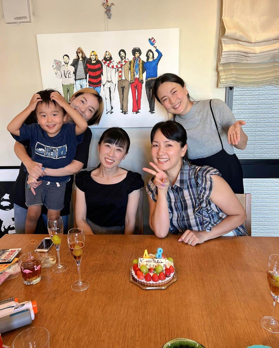 甘糟記子さんのインスタグラム写真 - (甘糟記子Instagram)「先日、学校のママ友がお誕生日お祝いしてくれました╰(*´︶`*)╯♡  子供達はテスト終了日で、テストも1コマだったので、そのまま一緒にママ友の家に(≧∀≦)  テスト終わりにみんなで遊べて楽しそう！  私も美味しいお鮨が届いて幸せランチ(๑>◡<๑)  デザートに、子供達にはミスドでハロウィンドーナツを買っていき、大人にはケーキを用意してくれてました(〃ω〃)  嬉しいな〜！  素敵なプレゼントもたくさんいただき、ありがとう〜╰(*´︶`*)╯♡  小学校に入って、友達とか←私の（笑）　できるのかな？と思ってたけど、気の合うママ友ができて、子供達も仲が良くて、本当に幸せです(//∇//)  これからも子供の成長を一緒に見守っていけたらいいな〜！！  いつもありがとう(//∇//)  #ママ友#誕生日お祝い#お鮨ランチ#幸せ#いつもありがとう#感謝」9月30日 6時11分 - norihey924