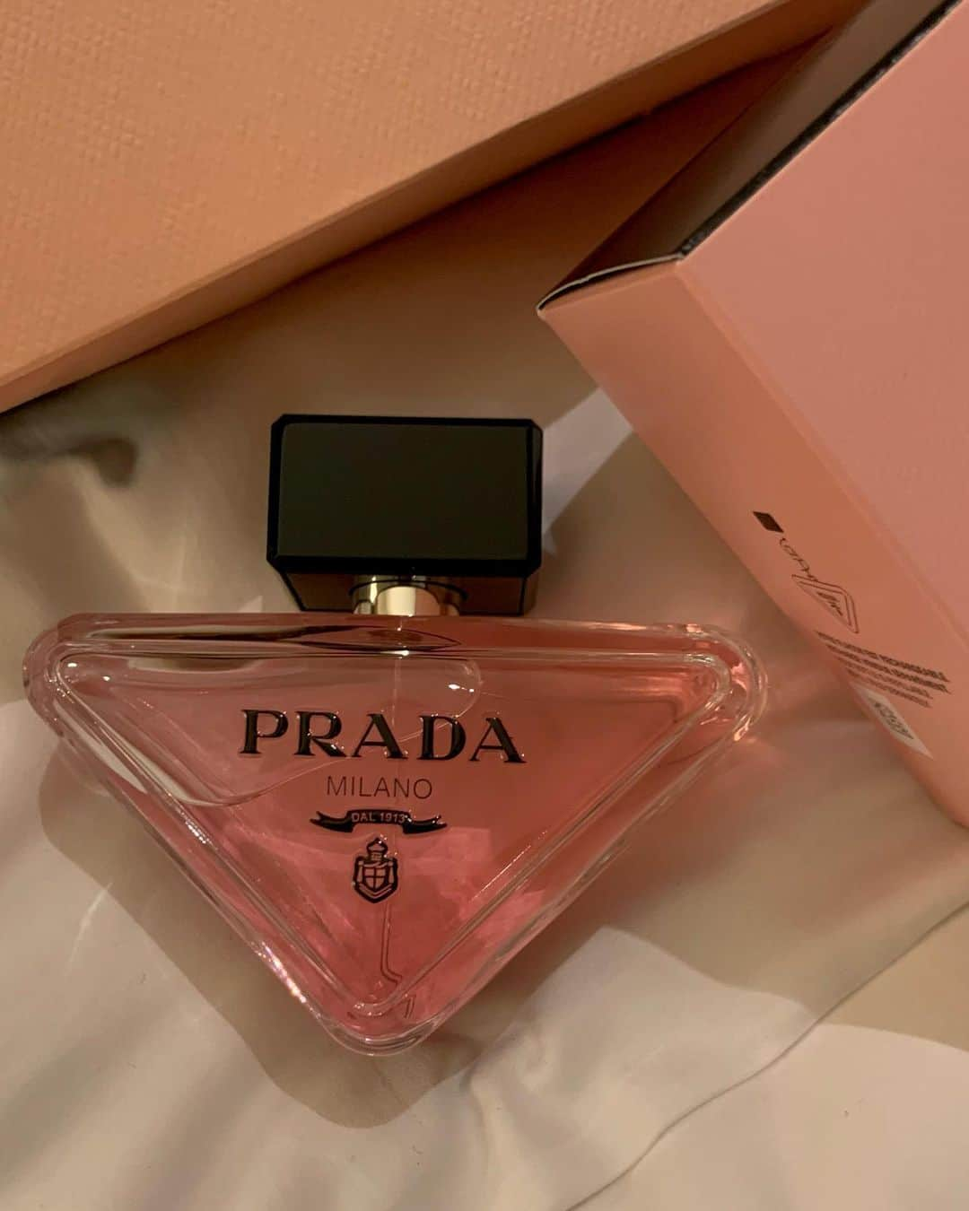 さなさんのインスタグラム写真 - (さなInstagram)「I'm a huge fan of Prada's fragrances🖤 #pradaparadoxe」9月30日 8時12分 - m.by__sana