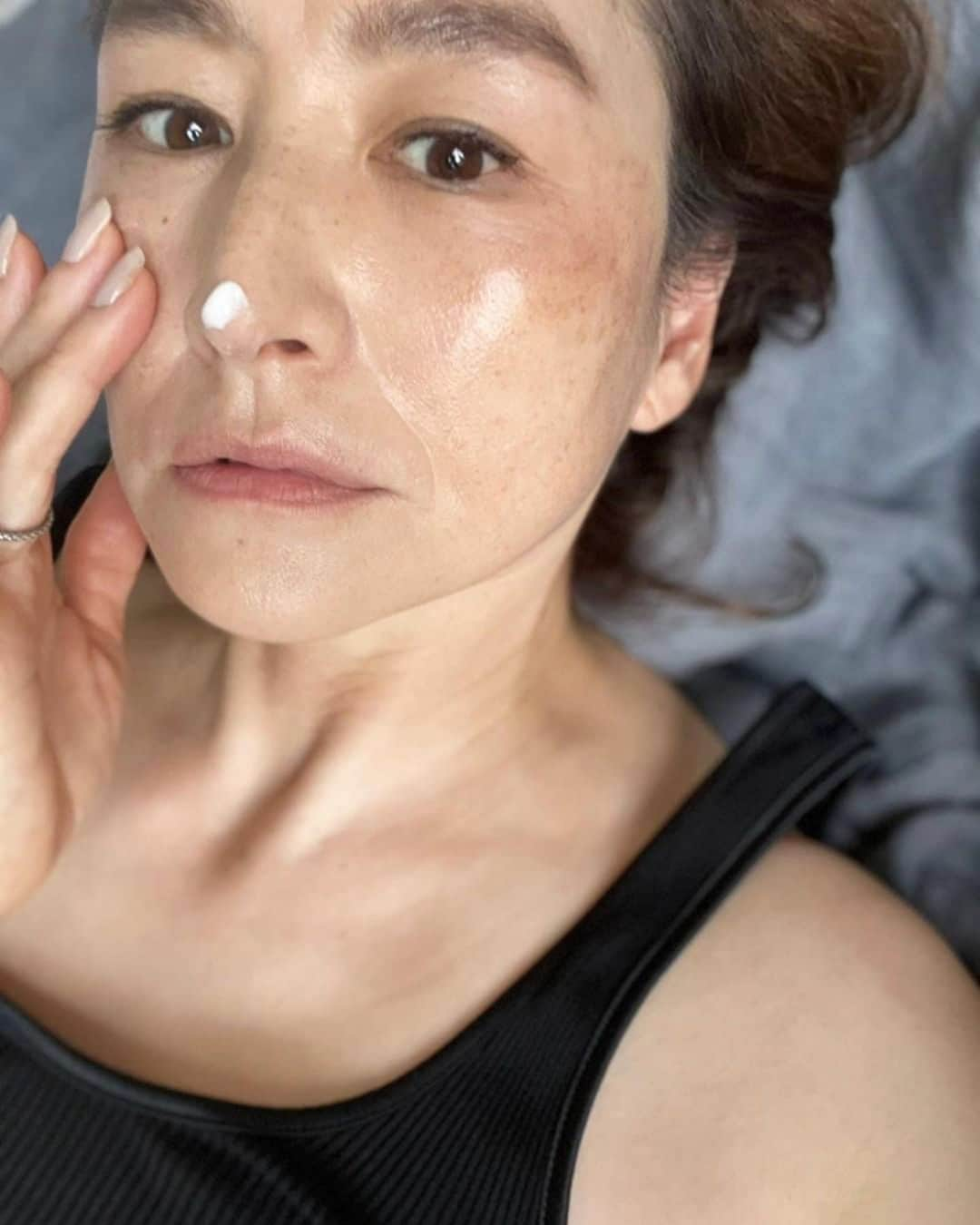 清原亜希さんのインスタグラム写真 - (清原亜希Instagram)「おはようございます。  基本美容に詳しくない私です。 そんな私がご縁あって  #コスメデコルテ の、 リポソーム アドバンスト　リペアクリームに夢中でございます。  最初つけた時、こりゃいける！絶対明日の朝、若返ってると想像…  だけど、一日では無理だった。またいつもの私だった。笑  当たり前です。 でもね、でも、数日毎日大切に大切にちびちび使ってみたら、やっぱり違った。 なんか、張ってきたきがする。🤣  見えない敵に勝てそうな肌になってきた。🤣 強みが増したか。🤣  と言うことで、いつもの癖でお弁当のように可愛いこの子のハッシュタグ考えました。  #イチニチデシンデレラニハナレナイケドマイニチタイセツニツカウトミエナイテキニカテソウナキガスルクリーム  電報みたいですが、 いやいや、本当なんです。笑  睡眠時間よりも3時間多く眠ったような肌になる。   最近思う。 昔は表面につけて安心していた美容クリームだけど、最近は心の内側を攻める。笑  もちろん肌にはつけるけどそれと睡眠が融合し、浸透して心と直結！ きっとこの一連の動作が、肌にいいのかもです。  スポーツだって最後はメンタルな気がするし、美容だって、どんな気持ちで使うかで、大きく差が出る。  昔からの持論！  コスメも人も食も、何かのタイミングや出会いによってそれを知り、それを自分のものにする。  一生知らないで終わるモノ、コト、ヒトだってある。  そう思うと、また 新しい出会いがあったことに感謝とありがとうです。  #コスメデコルテ #リポソームアドバンストリペアクリーム #リポソームナイトクリーム #一夜で美肌へ #プラス3時間肌 #decorte_pr #decorte」9月30日 9時54分 - shokatsu0414