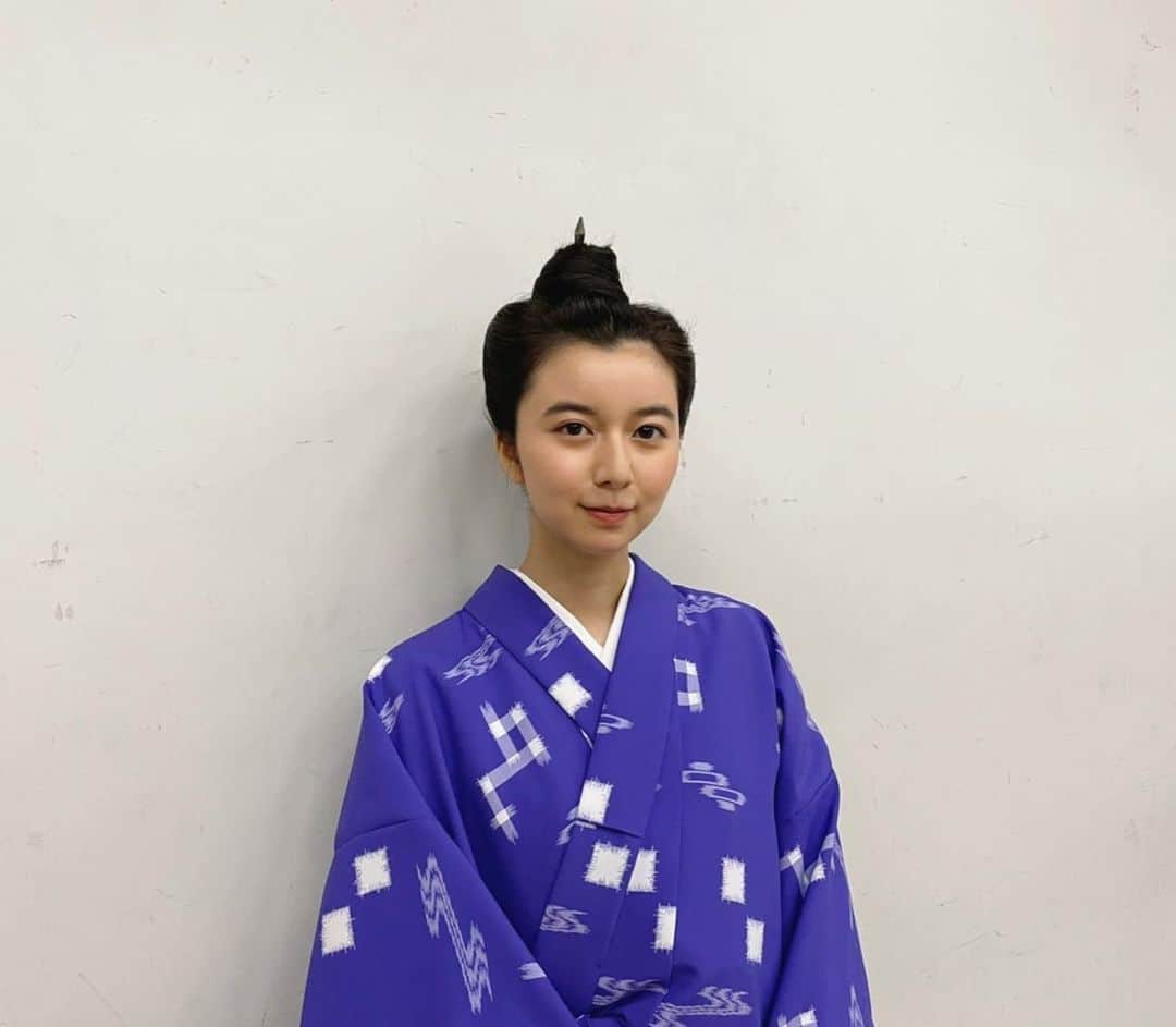 上白石萌歌さんのインスタグラム写真 - (上白石萌歌Instagram)「「ちむどんどん」最終回でした 歌子をしあわせにしてあげたいなと思いながら演じていたけれど、しあわせにしてもらったのは私の方でした。挑戦だった三線と沖縄民謡、一生の財産です。これからも弾き続け、歌い続けたい！ 見守ってくださりありがとうございました！ そして比嘉家のみんな、歌子、ありがとう😌」9月30日 11時18分 - moka____k