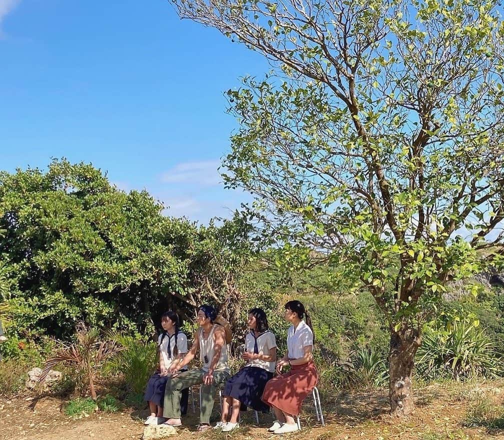 上白石萌歌さんのインスタグラム写真 - (上白石萌歌Instagram)「「ちむどんどん」最終回でした 歌子をしあわせにしてあげたいなと思いながら演じていたけれど、しあわせにしてもらったのは私の方でした。挑戦だった三線と沖縄民謡、一生の財産です。これからも弾き続け、歌い続けたい！ 見守ってくださりありがとうございました！ そして比嘉家のみんな、歌子、ありがとう😌」9月30日 11時18分 - moka____k