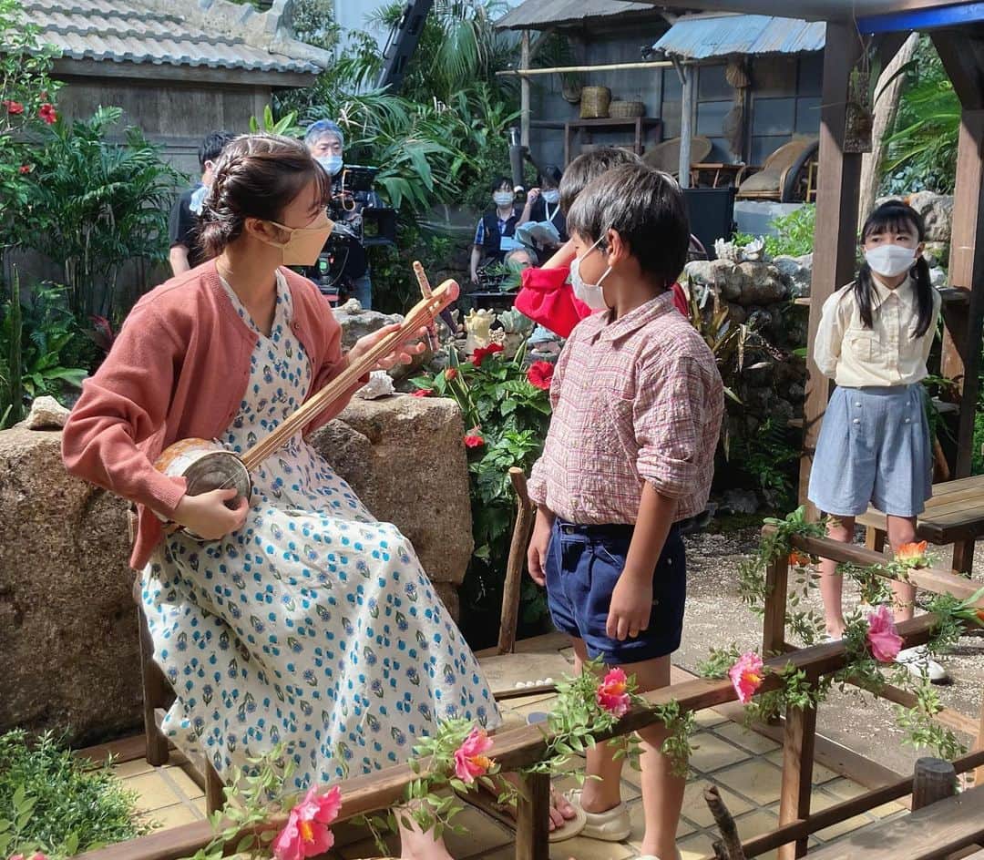 上白石萌歌さんのインスタグラム写真 - (上白石萌歌Instagram)「「ちむどんどん」最終回でした 歌子をしあわせにしてあげたいなと思いながら演じていたけれど、しあわせにしてもらったのは私の方でした。挑戦だった三線と沖縄民謡、一生の財産です。これからも弾き続け、歌い続けたい！ 見守ってくださりありがとうございました！ そして比嘉家のみんな、歌子、ありがとう😌」9月30日 11時18分 - moka____k