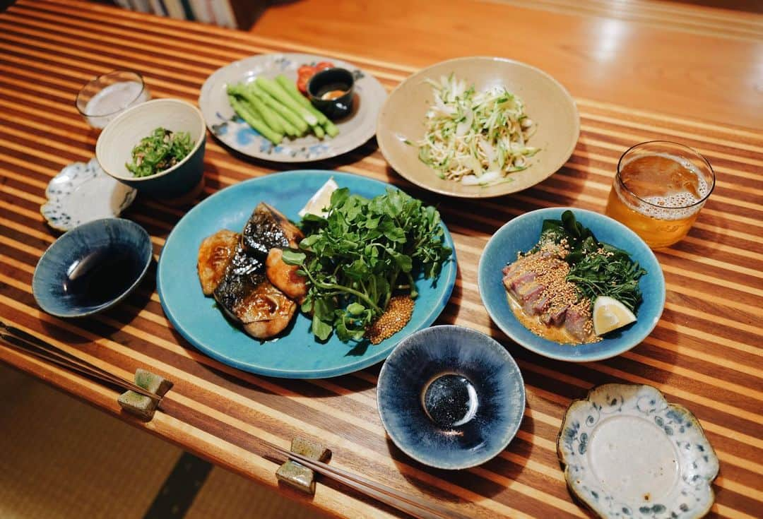 高山都さんのインスタグラム写真 - (高山都Instagram)「9月29日の晩ごはん  いなだの照り焼きとたっぷりクレソン ごまカンパチ ツナと塩昆布の生ピーマン 干豆腐とセロリとキュウリの甘酢和え 茹でたでアスパラ  仕事帰りに寄った魚屋さんに並んでた立派ないなだ！(ブリの幼魚です)あまりにもぷりんぷりんの切り身がひとつ280円！4切れ買ってホクホク。 昨日は2切れ使って、残りは冷凍庫へ。  すこしアッサリめの献立だったけど、身体が軽くて寝る前も翌朝もいい感じ！ お互い撮影の前日は、出来るだけ塩分糖分の量を調節します。 だから、クレソンは何もかけずに、柑橘やお魚のタレ、粒マスタードで食べる。 キュウリとセロリはカリウム豊富で、バイバイむくみ！ 干豆腐は炭水化物の代わりに。  夫は、もうちょっと食べたそうだったけど、明日もあるし！って我慢してた。笑  #みやれゴハン」9月30日 12時20分 - miyare38