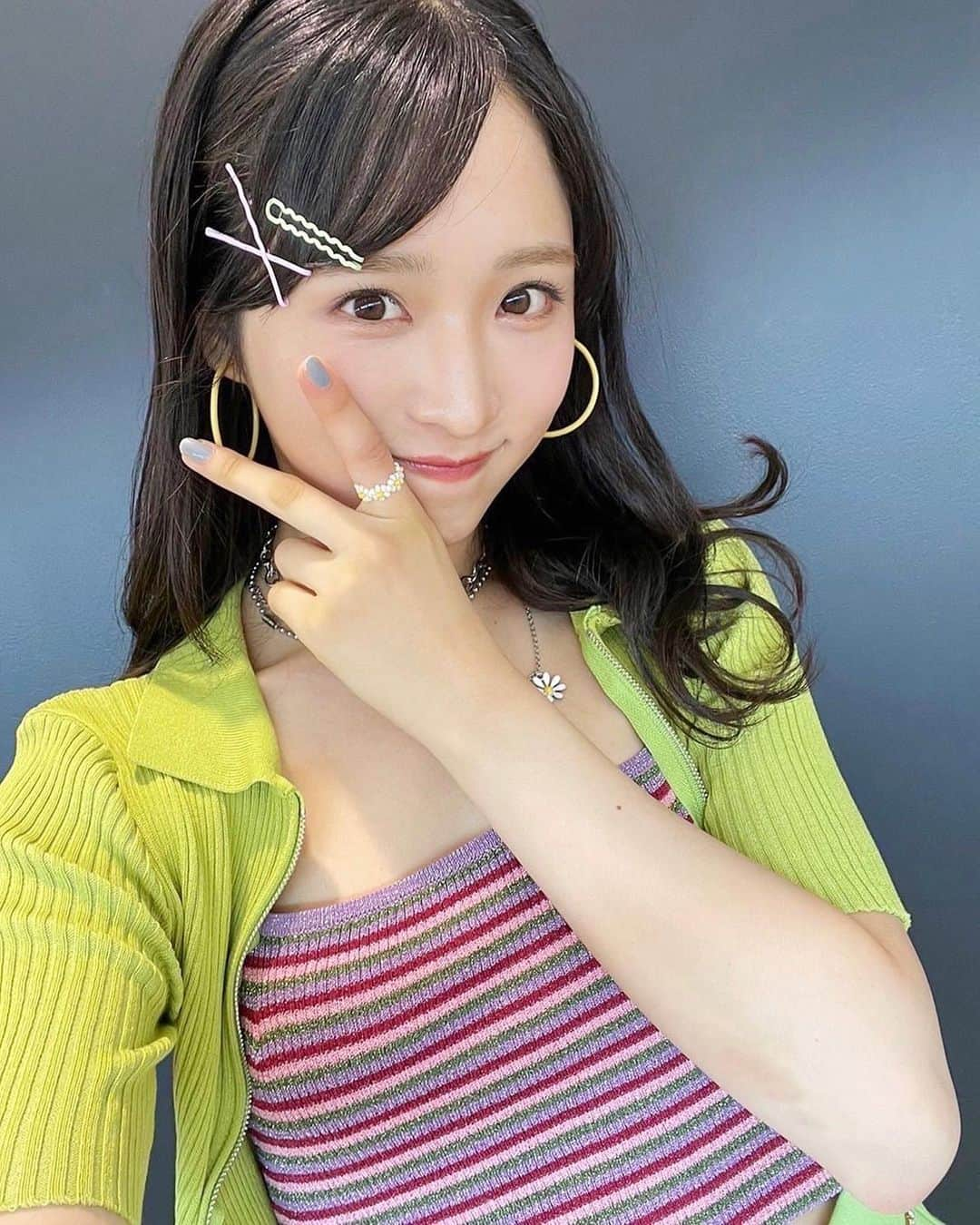 小栗有以さんのインスタグラム写真 - (小栗有以Instagram)「本日23時〜  #MUSICBLOOD  に出演させていただきます😳✨  なんとSHOWROOM選抜楽曲「Sugar night」をテレビ初公開します！！  メンバーそれぞれのカラフルな衣装や SHOWROOMのポーズにも注目です☺️💚  観てね〜！！  #Sugarnight #AKB48」9月30日 12時49分 - yuioguri_1226