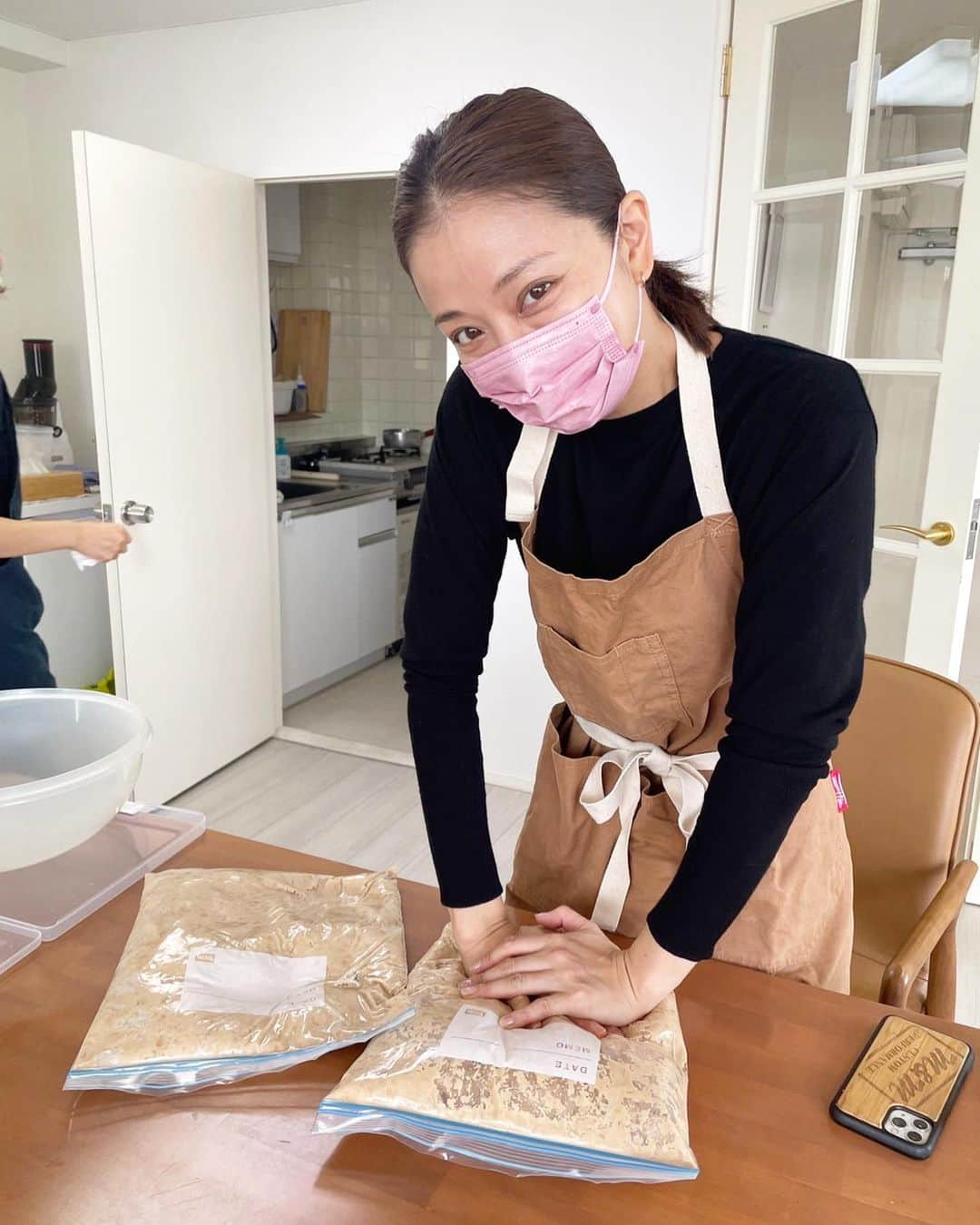 中越典子さんのインスタグラム写真 - (中越典子Instagram)「宮間かや乃さんから、お味噌作りを教わってきました。 下拵えされたふかふかほかほか大豆の温かさが気持ちよく、香ばしい香りにも癒されました。厳選された麹と塩を愛を込め、まぜまぜ揉みもみしてあげるだけ、と、とても安心な素材でシンプルな作りかた。汗はかいたけど。。  持ち帰って子供達に見せたら すごーーーーっい！　と予想以上の反応で笑。 でも出来上がりは、8ヶ月後。 待ち遠しいなぁ かや乃先生のようなツルピカお肌になれるかしら、あぁたのしみ。 #みやまかやの #宮間かや乃 #師匠#味噌#ソイフードマイスター #ソイフードジュニアマイスタ#大豆 #優しい味噌#安心材料」9月30日 14時43分 - nakagoshi_noriko.official