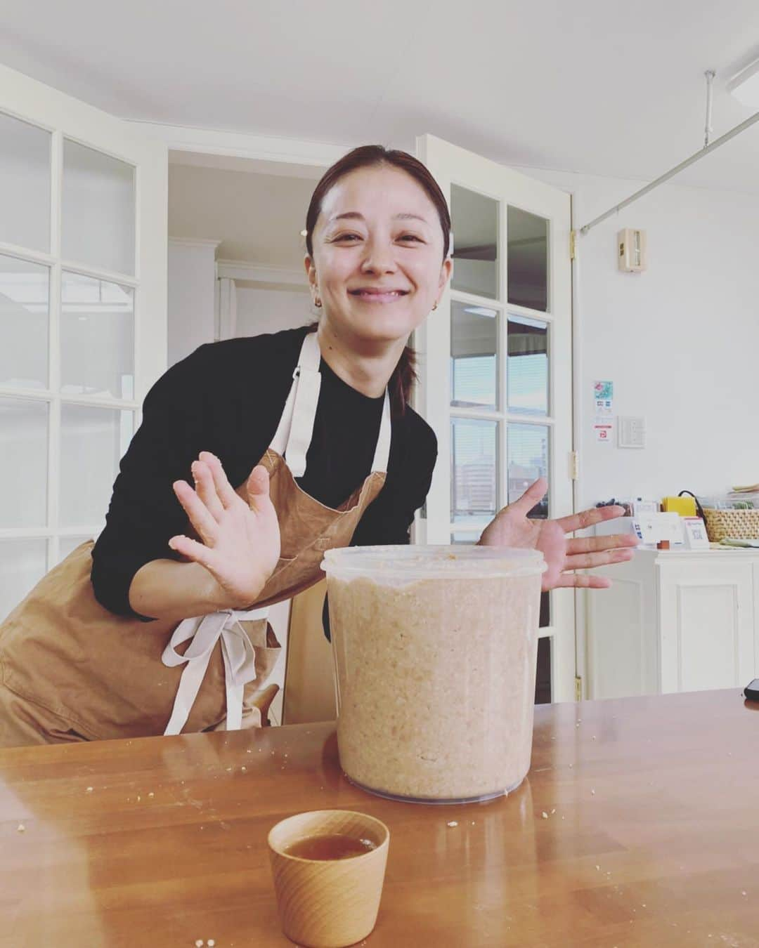 中越典子さんのインスタグラム写真 - (中越典子Instagram)「宮間かや乃さんから、お味噌作りを教わってきました。 下拵えされたふかふかほかほか大豆の温かさが気持ちよく、香ばしい香りにも癒されました。厳選された麹と塩を愛を込め、まぜまぜ揉みもみしてあげるだけ、と、とても安心な素材でシンプルな作りかた。汗はかいたけど。。  持ち帰って子供達に見せたら すごーーーーっい！　と予想以上の反応で笑。 でも出来上がりは、8ヶ月後。 待ち遠しいなぁ かや乃先生のようなツルピカお肌になれるかしら、あぁたのしみ。 #みやまかやの #宮間かや乃 #師匠#味噌#ソイフードマイスター #ソイフードジュニアマイスタ#大豆 #優しい味噌#安心材料」9月30日 14時43分 - nakagoshi_noriko.official