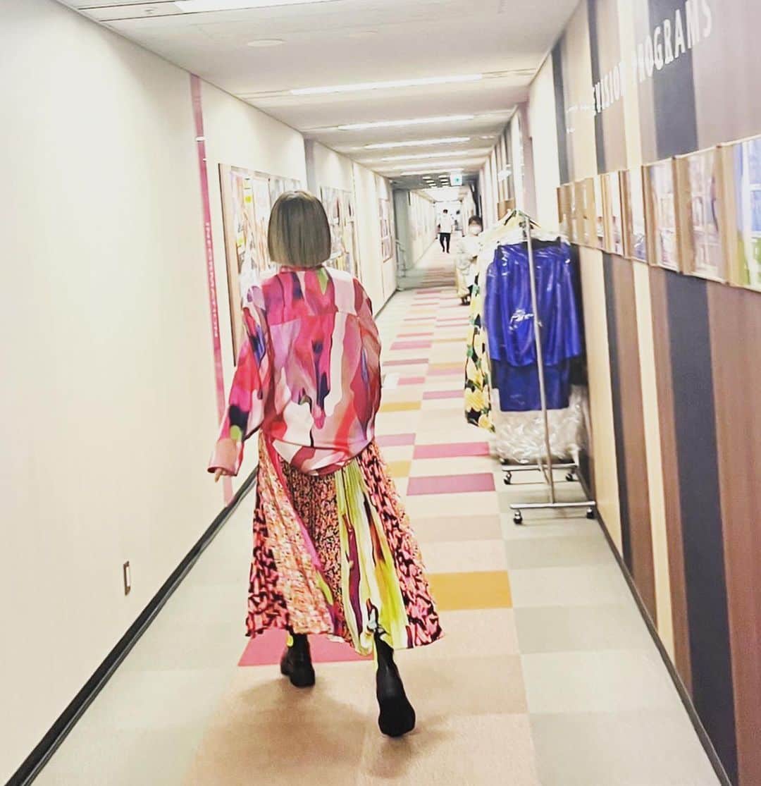 高岡早紀 さんのインスタグラム写真 - (高岡早紀 Instagram)「今日もポップup! 見てくれてありがとー "吹き矢で風船割り" 珍しく金曜チームの優勝！ やったー 楽しかったー  あ、髪色、秋色に変えたよ〜  で、ポップな衣装は　@msgm_tokyo」9月30日 15時25分 - saki_takaoka